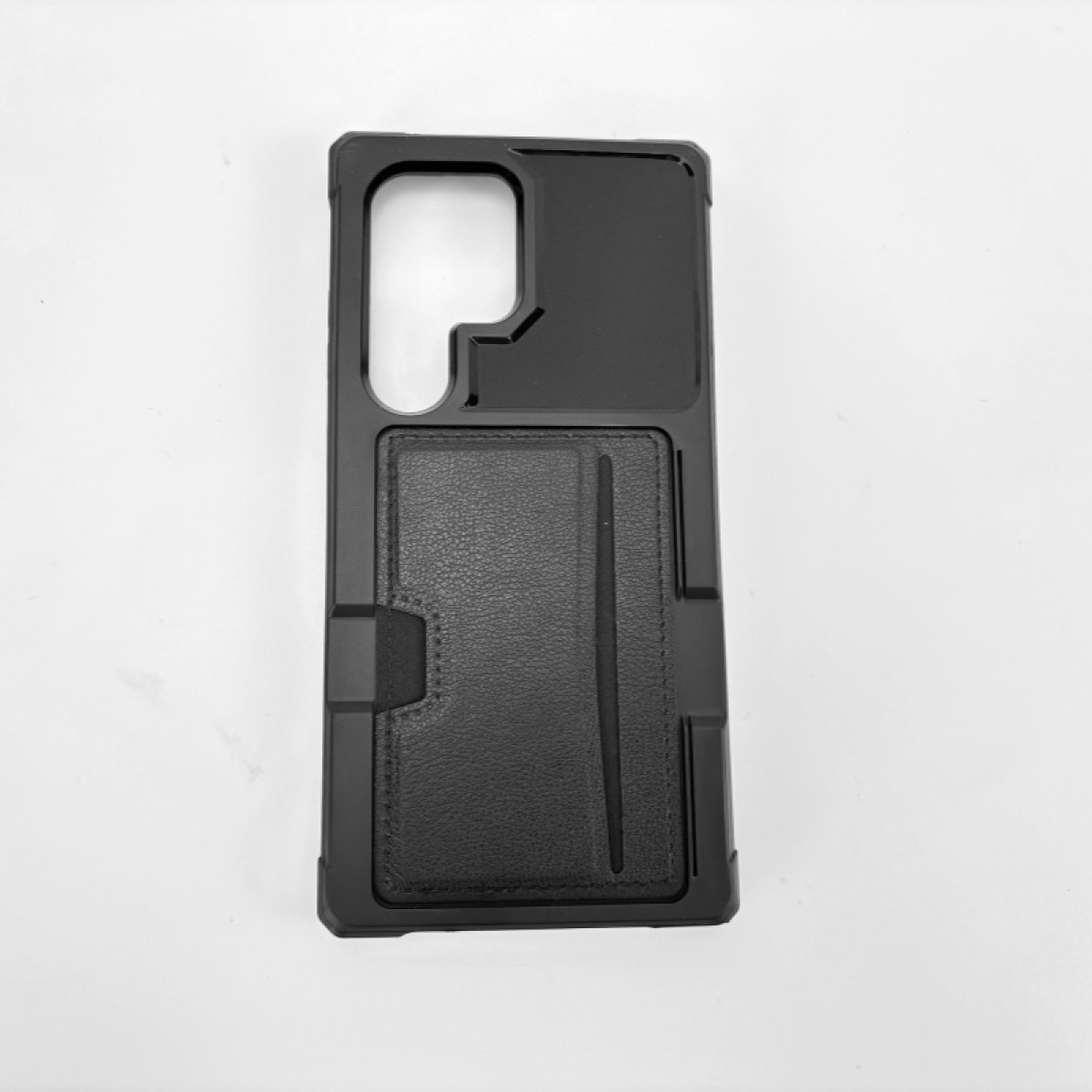 Custodia per telefono nera con porta carte su sfondo bianco.