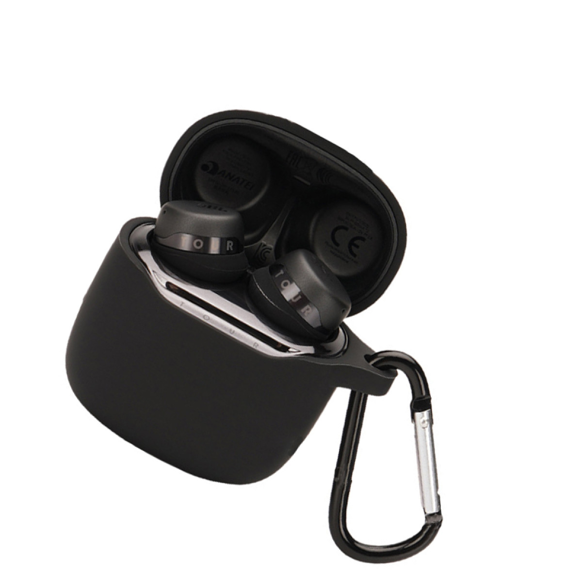 Custodia per auricolari nera aperta, che rivela gli auricolari. Moschettone nero attaccato. Sfondo bianco.