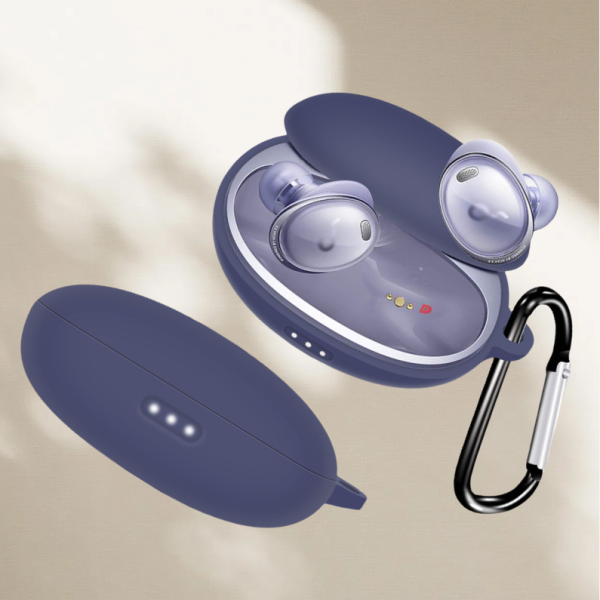 Dunkelblaue Kopfhörer-Etui, offen, Kopfhörer zeigend. Gehäuse offen, Kopfhörer zeigend, mit Karabiner.