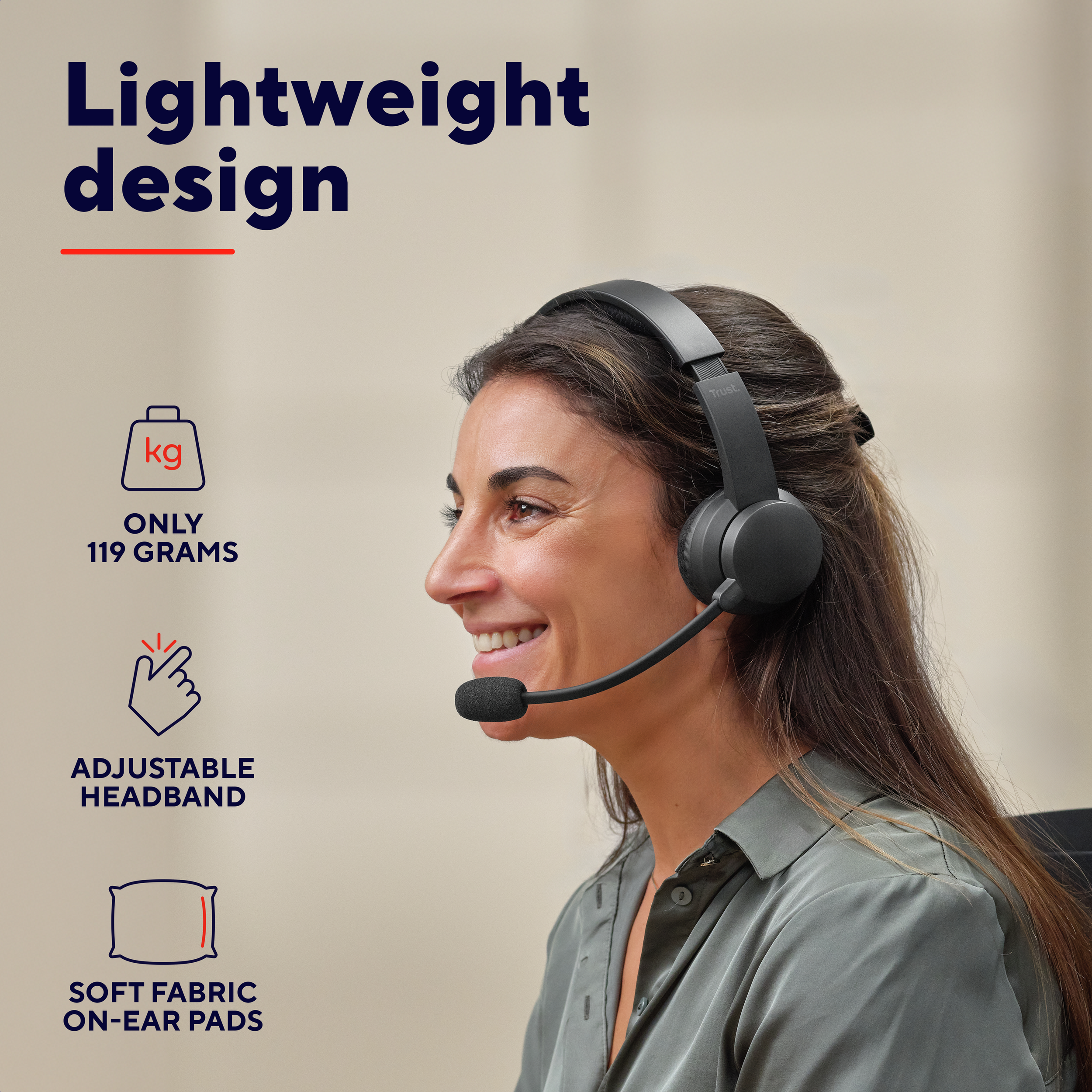 Kobieta z czarnym zestawem słuchawkowym, uśmiechnięta. Tekst: 'Lekka konstrukcja', 'Tylko 119 gramów', 'Regulowany pałąk' i 'Miękkie nauszniki'.