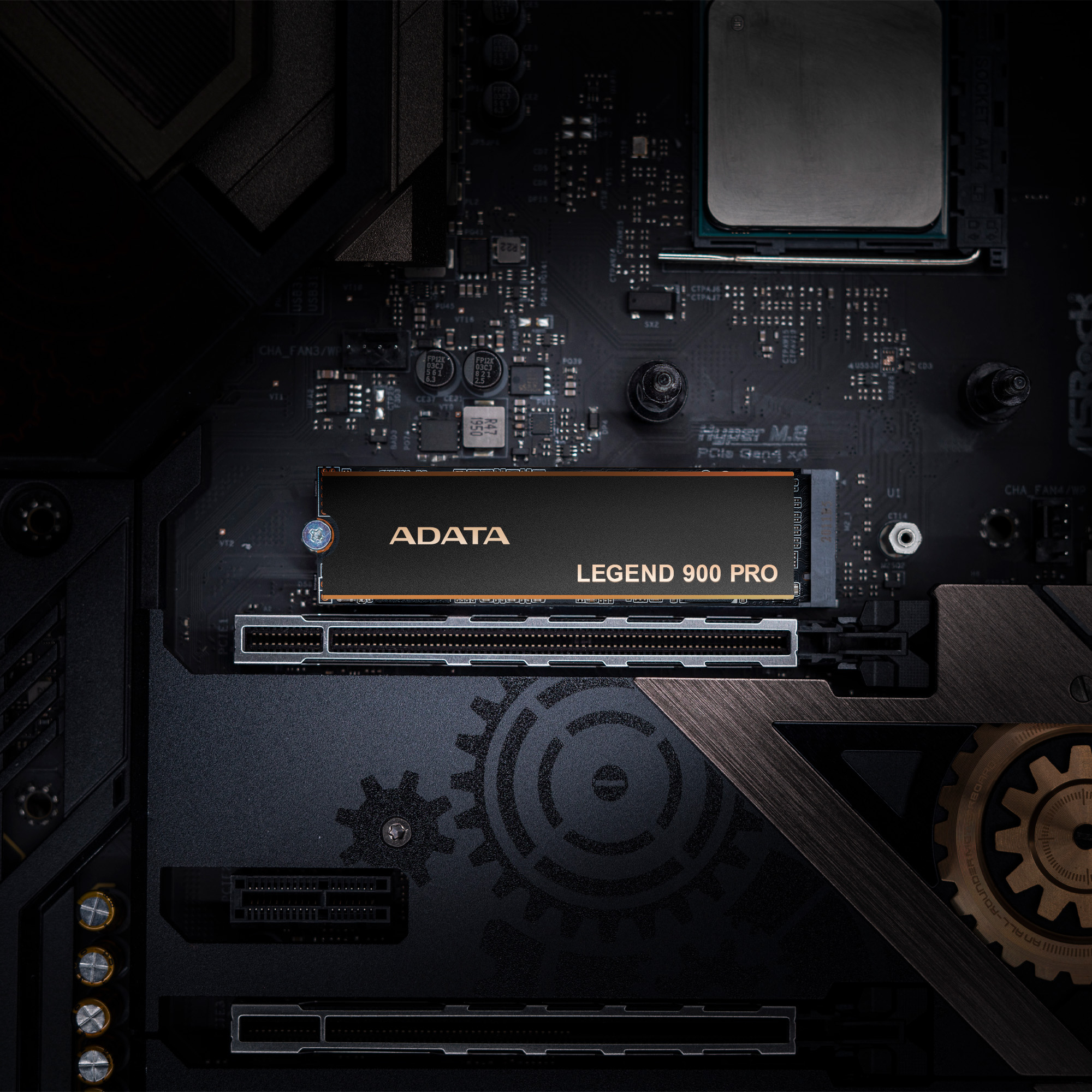 SSD sur une carte mère, le SSD est noir et or, avec l'étiquette ADATA Legend 900 Pro.