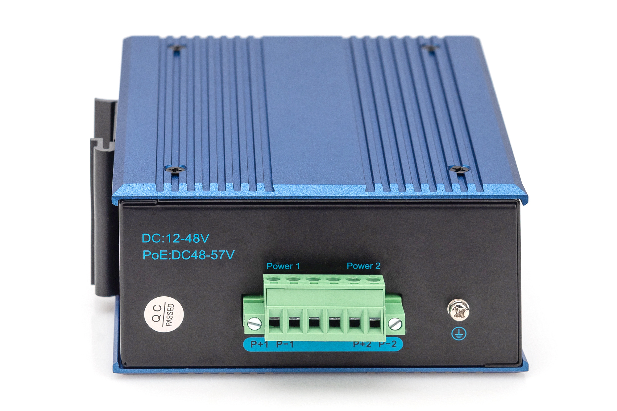 Switch Ethernet blu con connettori verdi e testo, sfondo bianco.