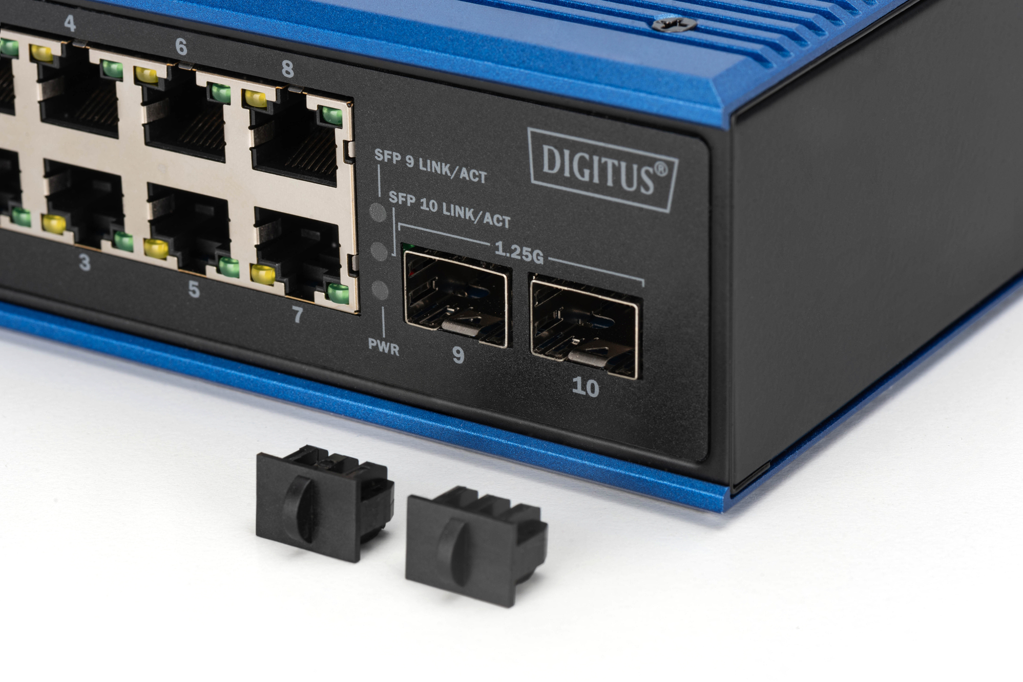 Switch Ethernet con porte, etichette e due copriporte neri rimovibili, bianco.