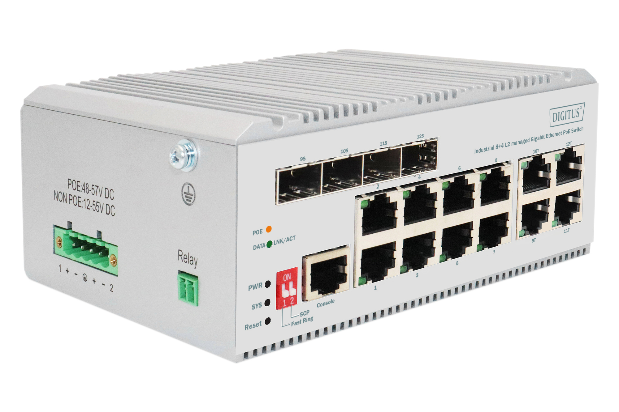 Switch Ethernet argentato con porte, testo e connettori verdi, sfondo bianco.
