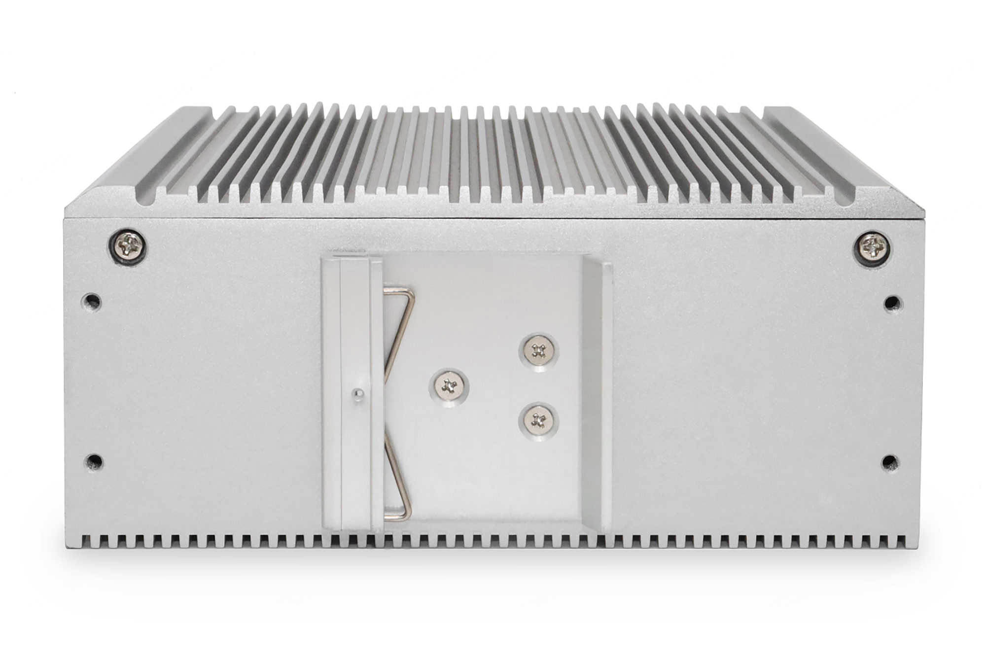 Retro di dispositivo di rete metallico argentato con fori di ventilazione e viti, sfondo bianco.