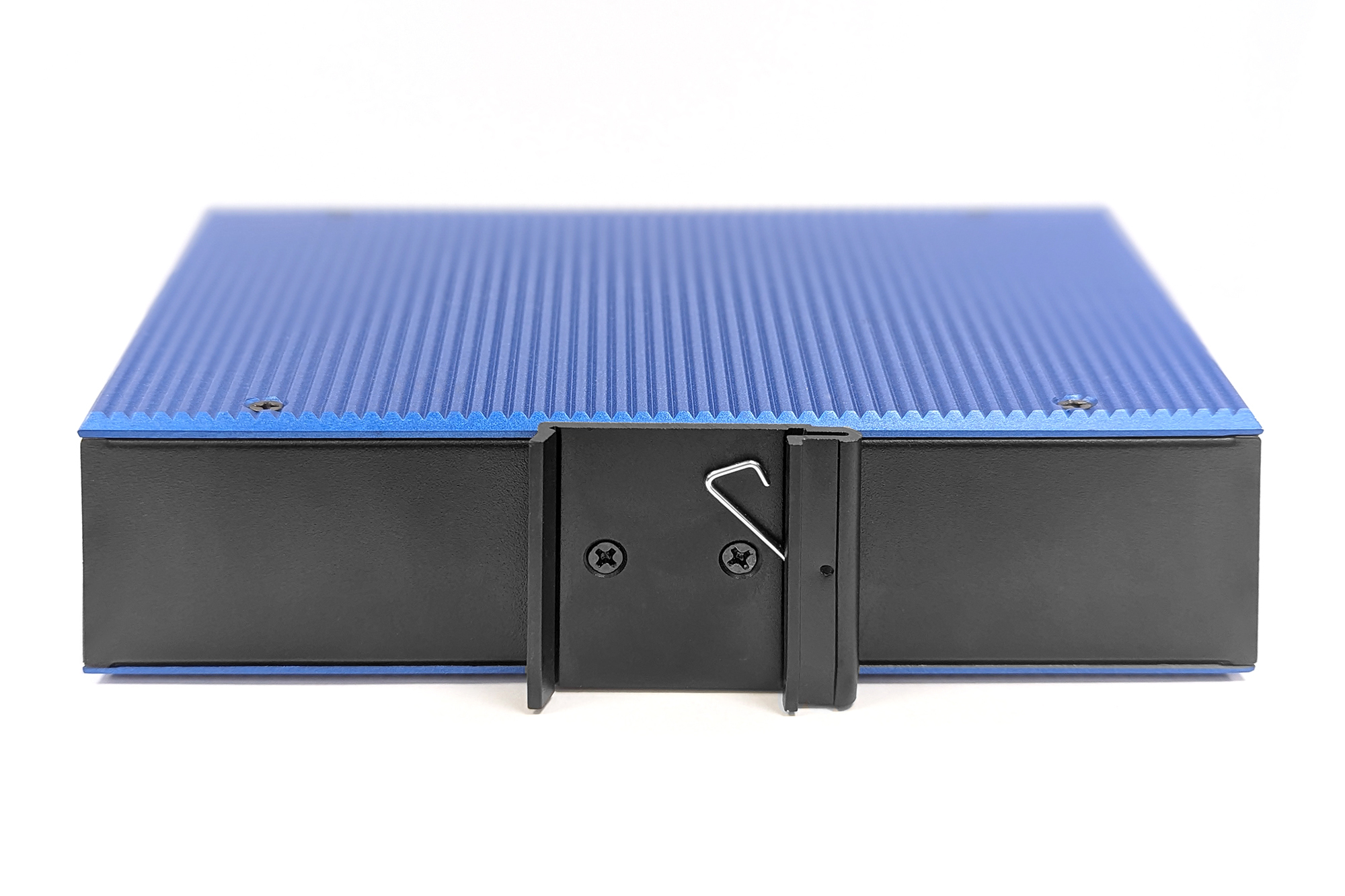 Lato di dispositivo di rete blu e nero con staffa, viti e sfondo bianco.