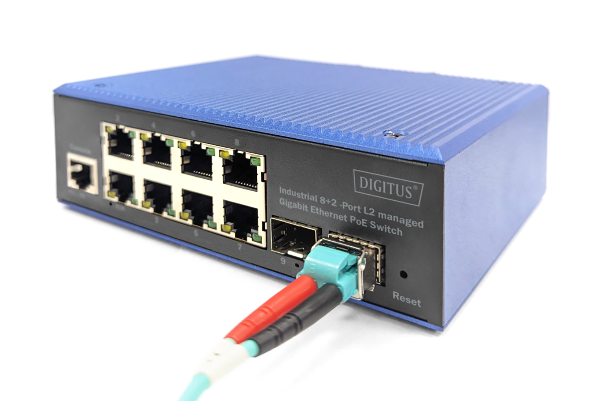 Switch Ethernet blu e nero con cavi collegati. Etichettato Digitus. Sfondo bianco.
