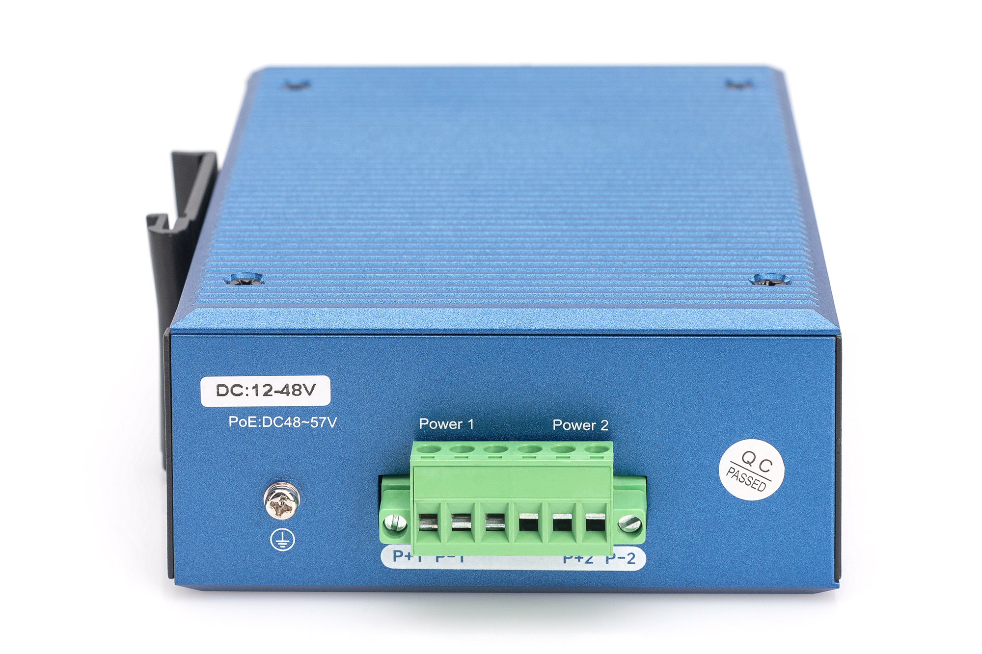 Switch Ethernet blu, vista posteriore. Ha ingressi di alimentazione e altre porte. Sfondo bianco.