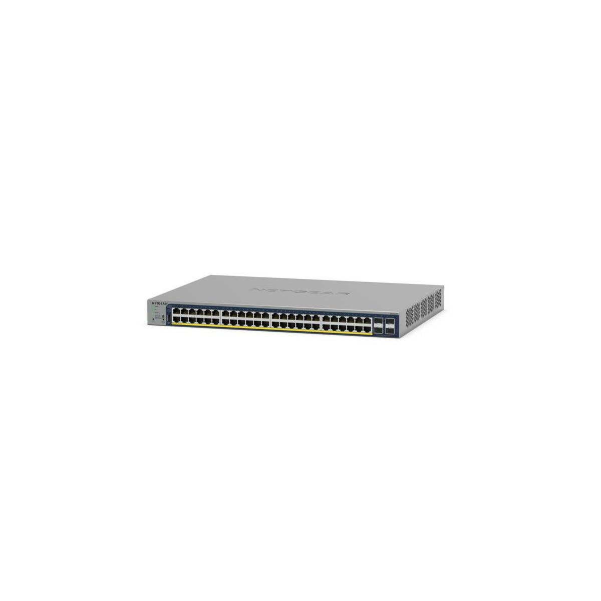 Switch di rete, colore argento. Molte porte di connessione sul fronte.