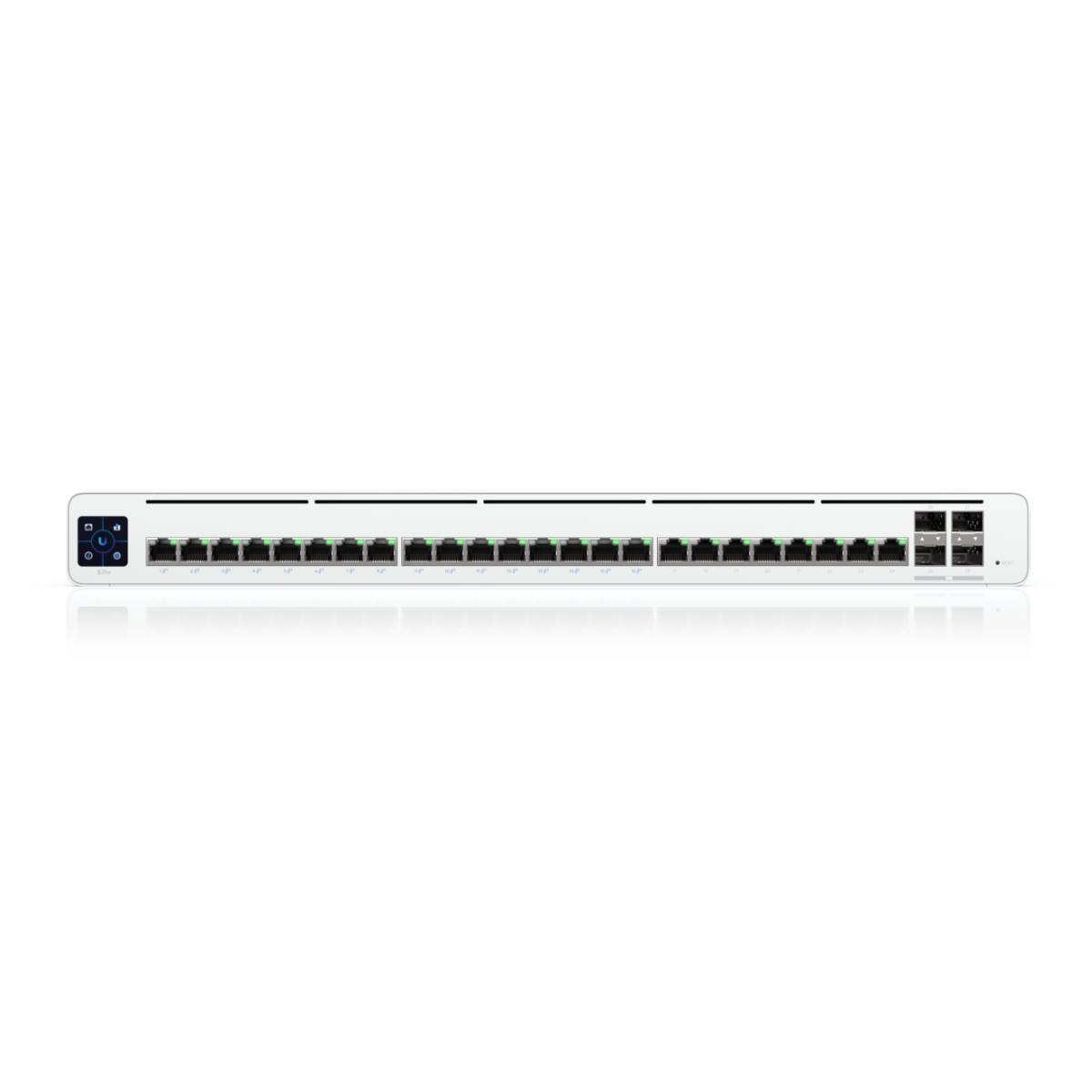 Weißer Netzwerk-Switch mit vielen Ports. Vorderansicht. Etikett: 'Ubiquiti'. Weißer Hintergrund.
