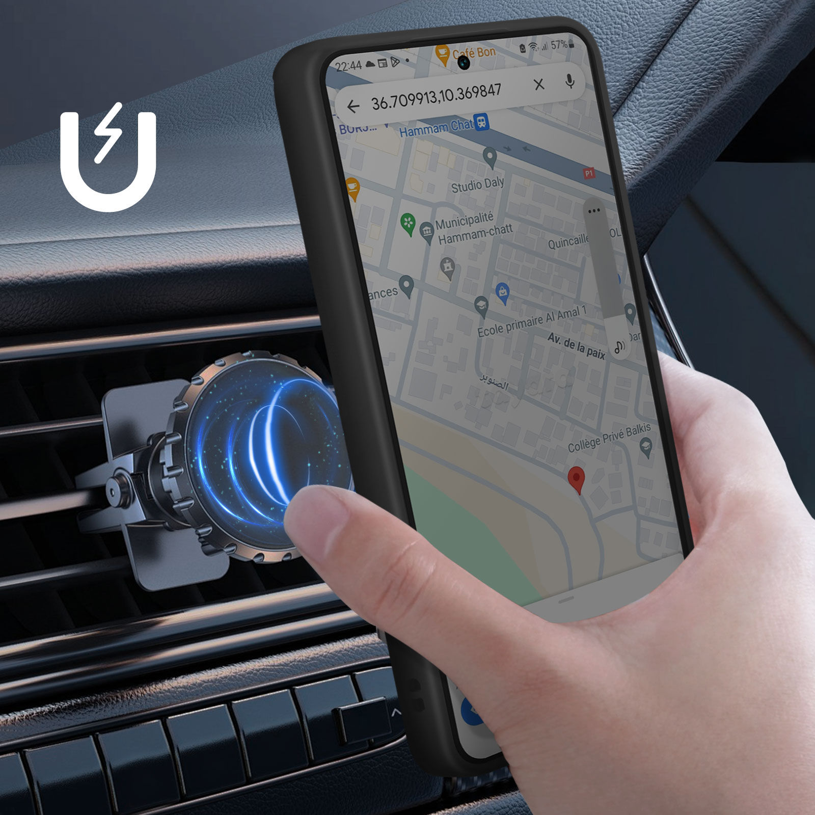 Mano che tiene il telefono in auto. Il telefono mostra una mappa e un caricatore magnetico.