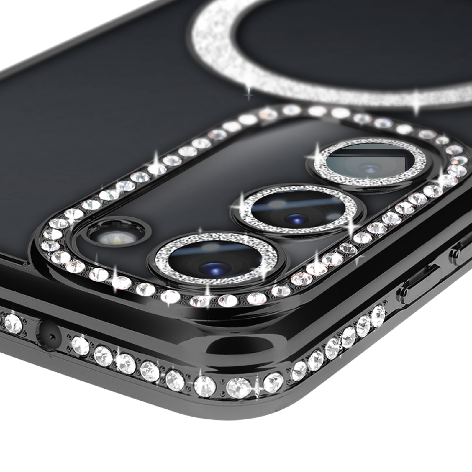 Primo piano di una custodia per telefono nera con strass scintillanti. La custodia circonda le lenti della fotocamera.