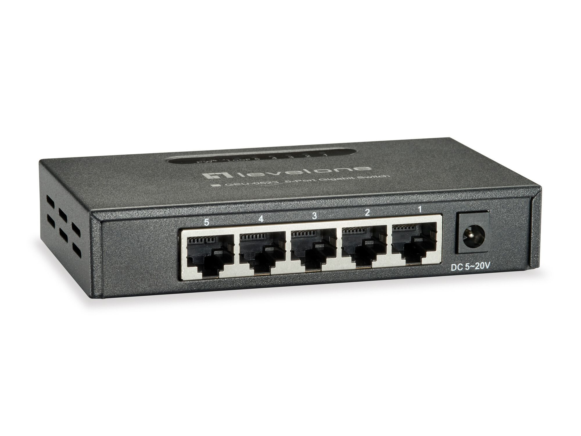 Switch LevelOne nero con 5 porte Ethernet. Ingresso alimentazione CC a destra. Sfondo bianco.