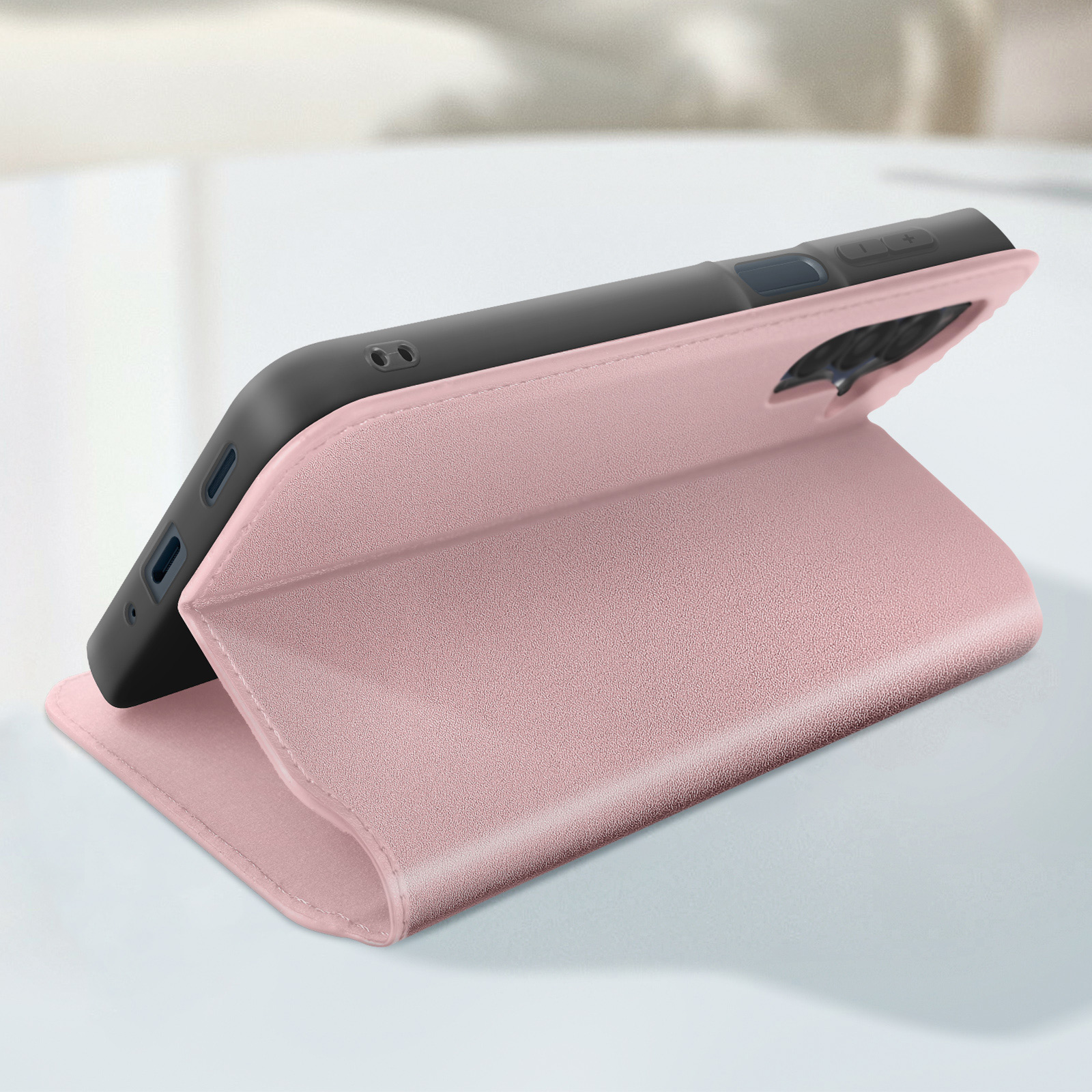 Custodia rosa per telefono, piegata per sostenere un telefono. Telefono visibile. Sfondo beige.