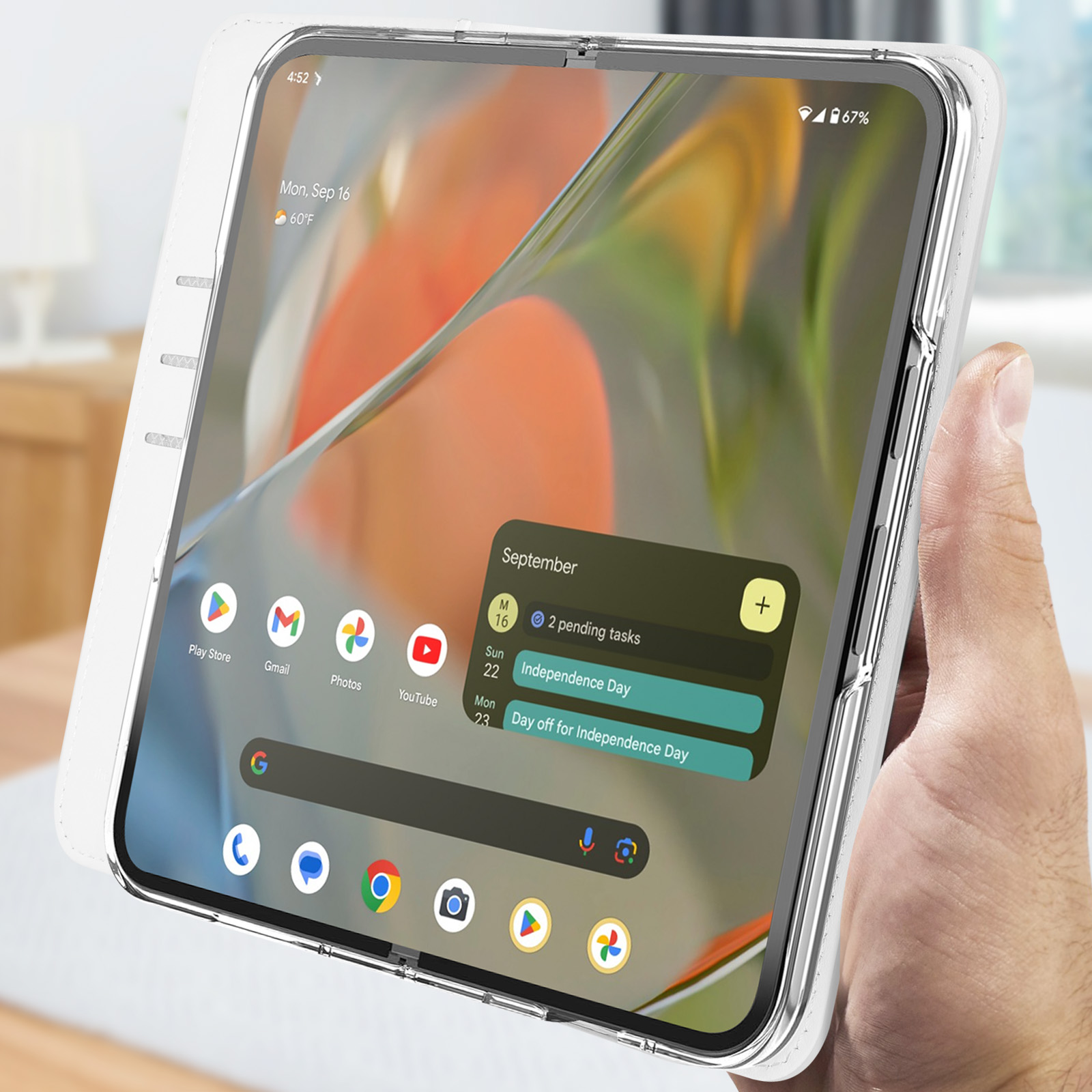 Tablet mit Kalender-App, klare Hülle, in einer Hand gehalten.