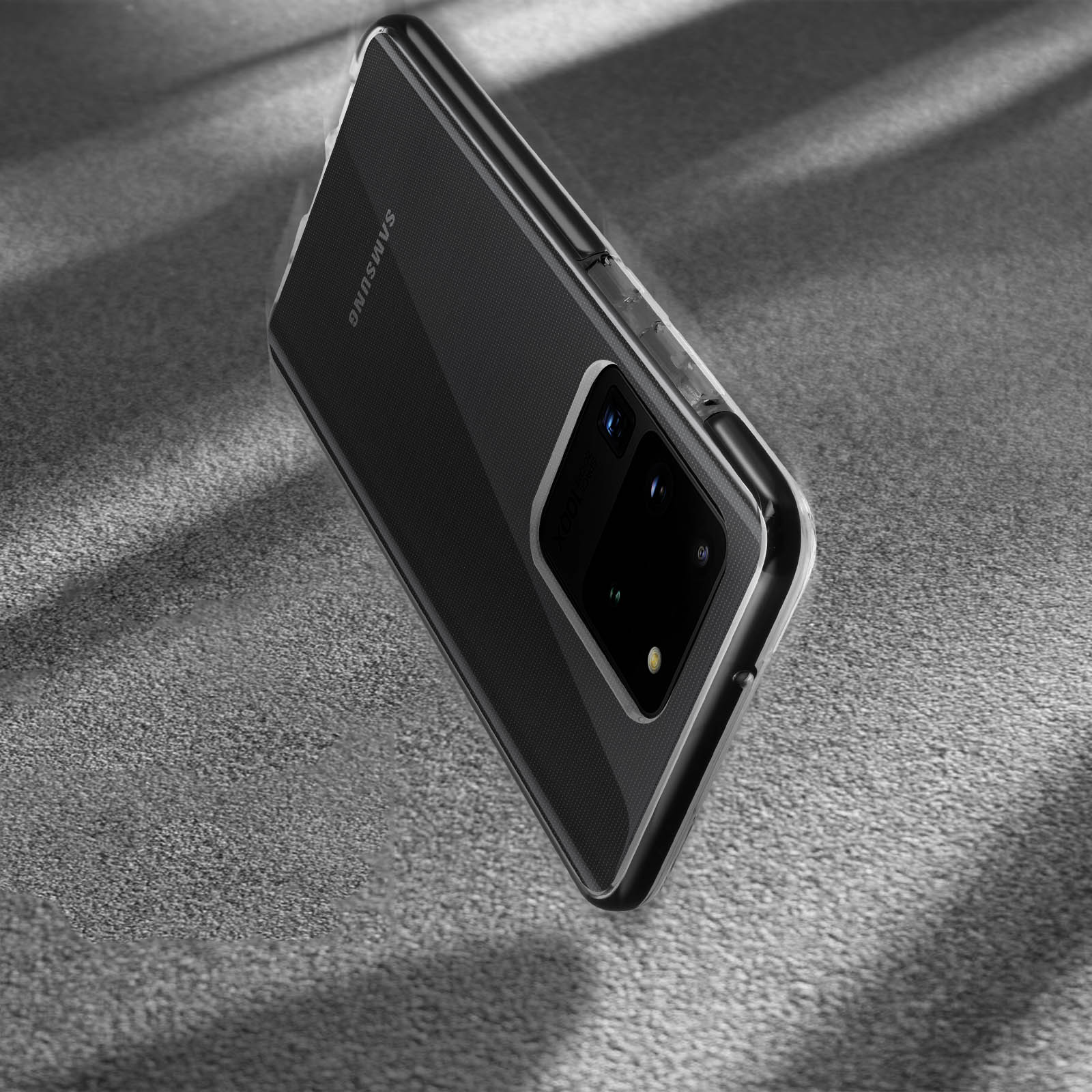 Un telefono Samsung in una custodia trasparente, angolato su una superficie strutturata.