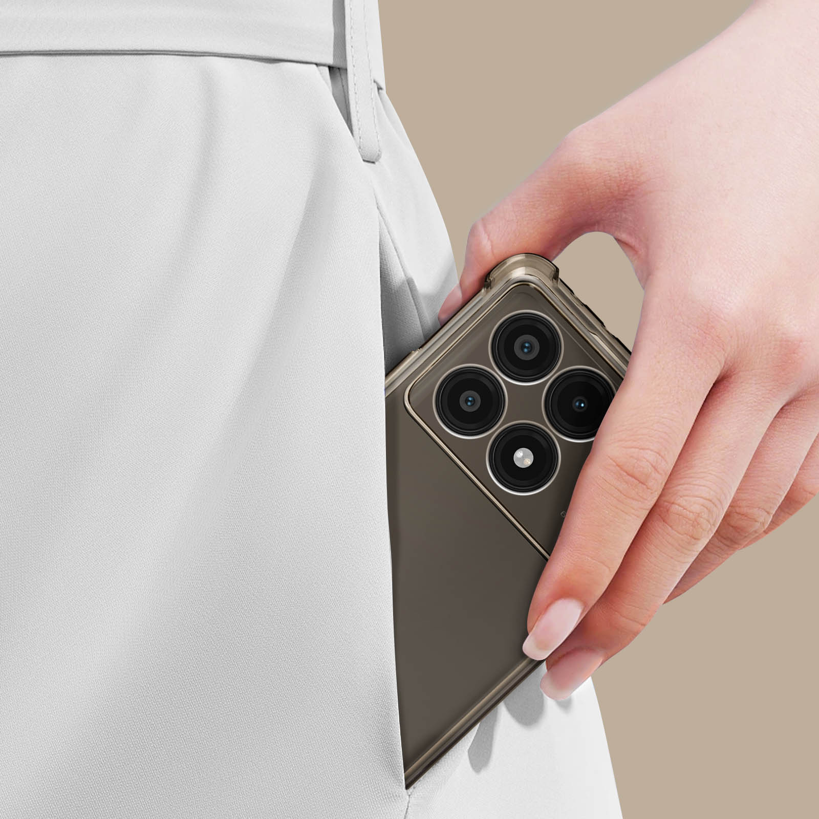 Ein Telefon in einer Hülle, in einer Tasche platziert. Eine Hand hält das Telefon. Die Hülle ist klar.