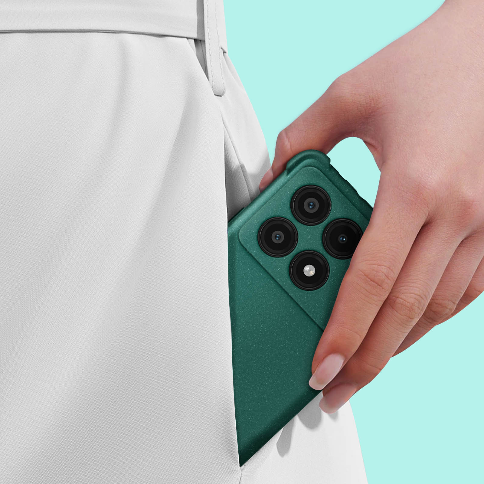 Una custodia verde per telefono con telefono all'interno. Il telefono è in una tasca. Una mano tiene il telefono.