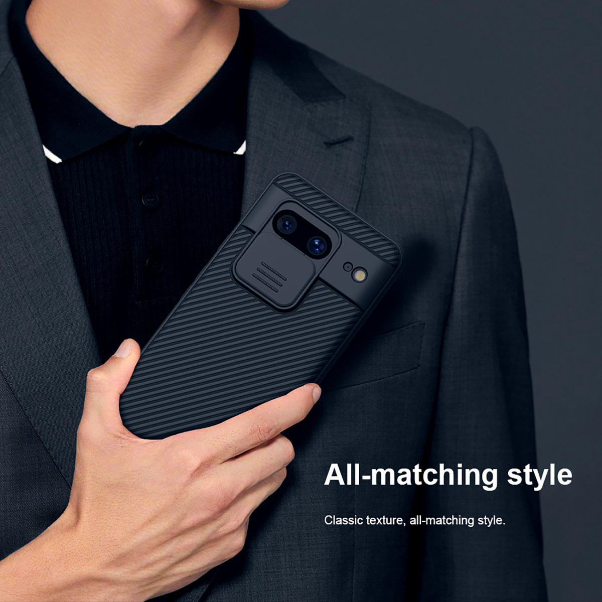 Un uomo tiene una custodia nera con copertura fotocamera, testo: 'AI-matching style'.