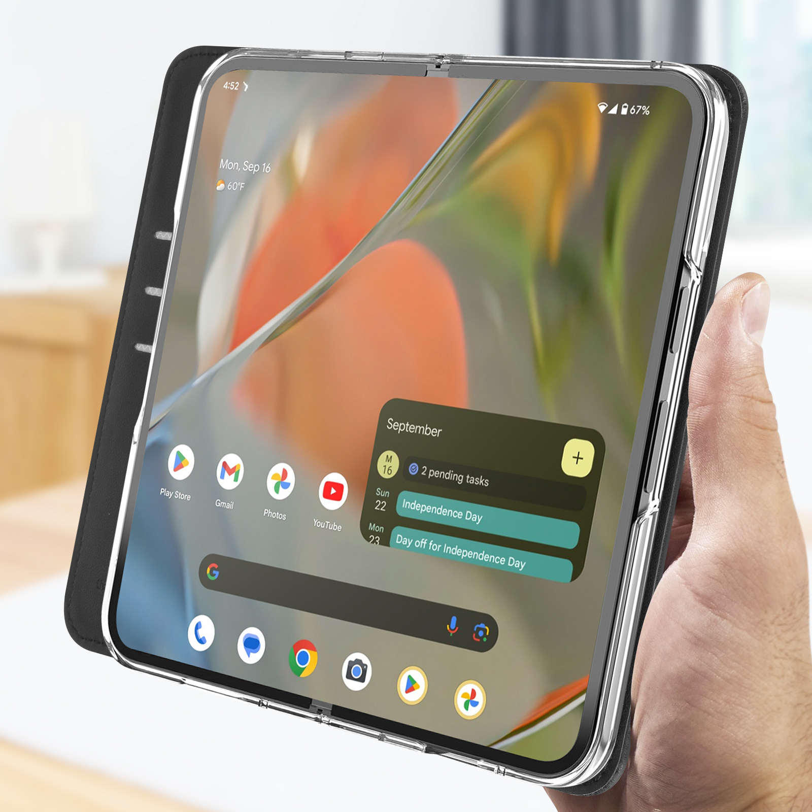Tablet mit Hülle, zeigt Kalender-App. Hand hält Gerät.