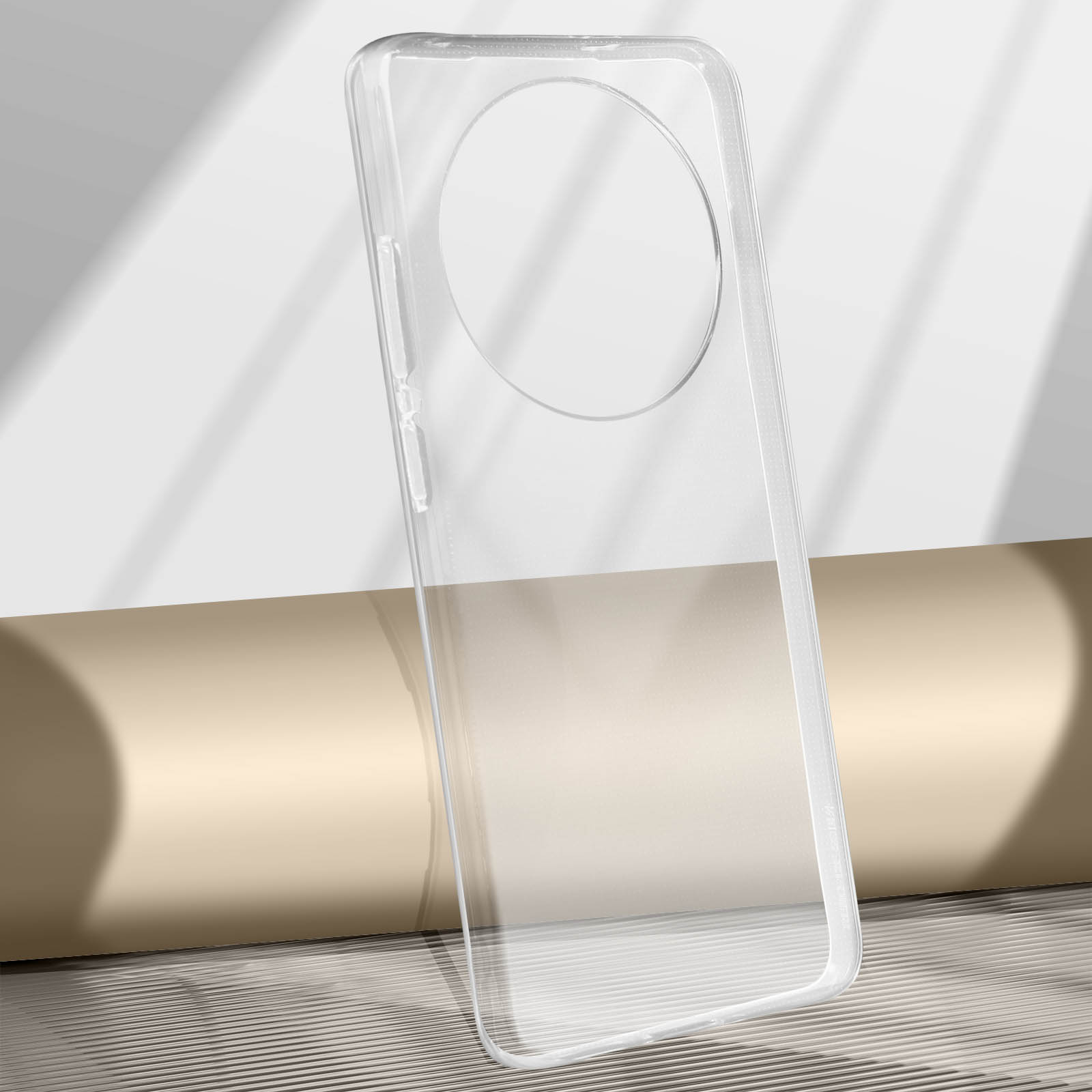 Custodia trasparente per telefono. Ha un grande ritaglio circolare per la fotocamera. Appoggiata a un muro.