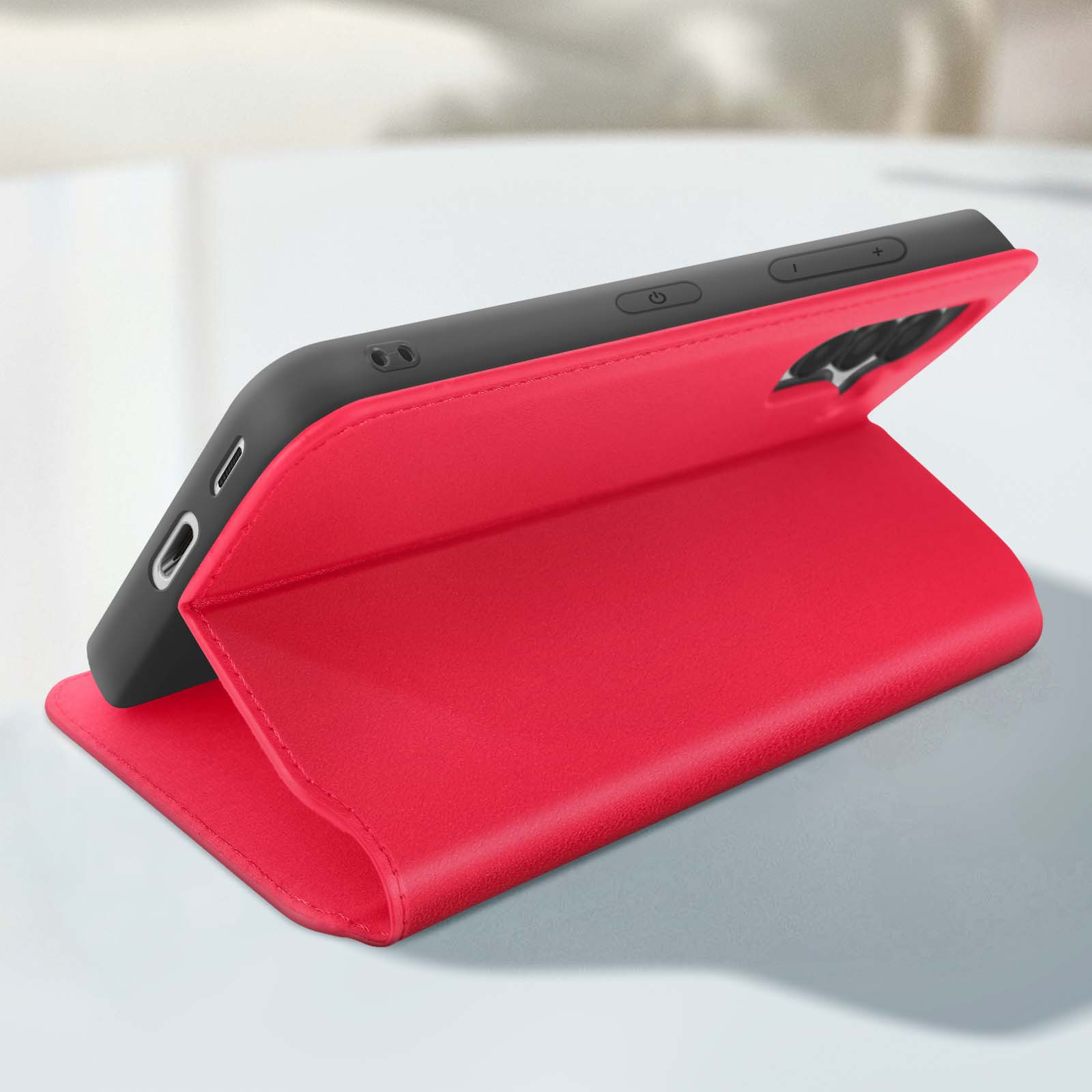 Custodia rossa per telefono in posizione stand. Il telefono è sul supporto.