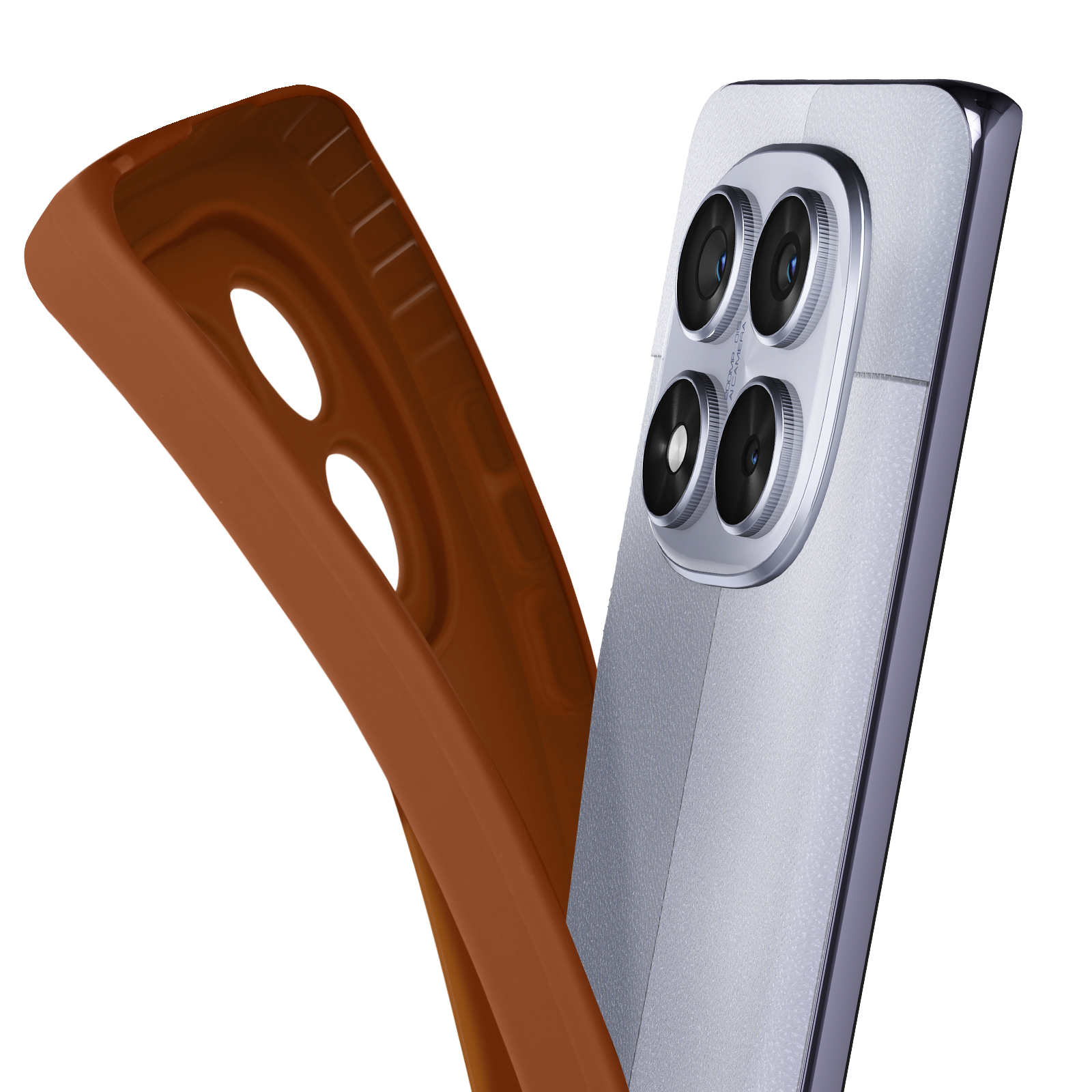 Custodia marrone per telefono con telefono argento. Telefono con quattro fotocamere. Sfondo bianco.