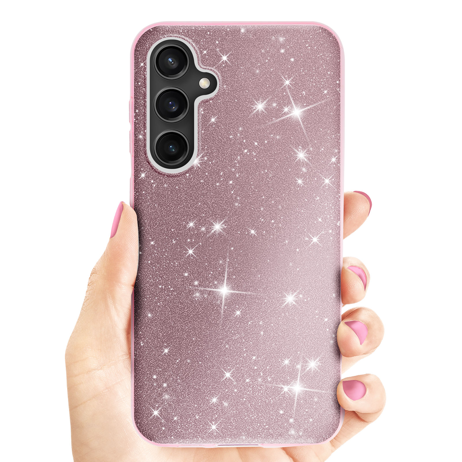 Mano che tiene una custodia rosa glitterata con tre lenti della fotocamera su sfondo bianco.