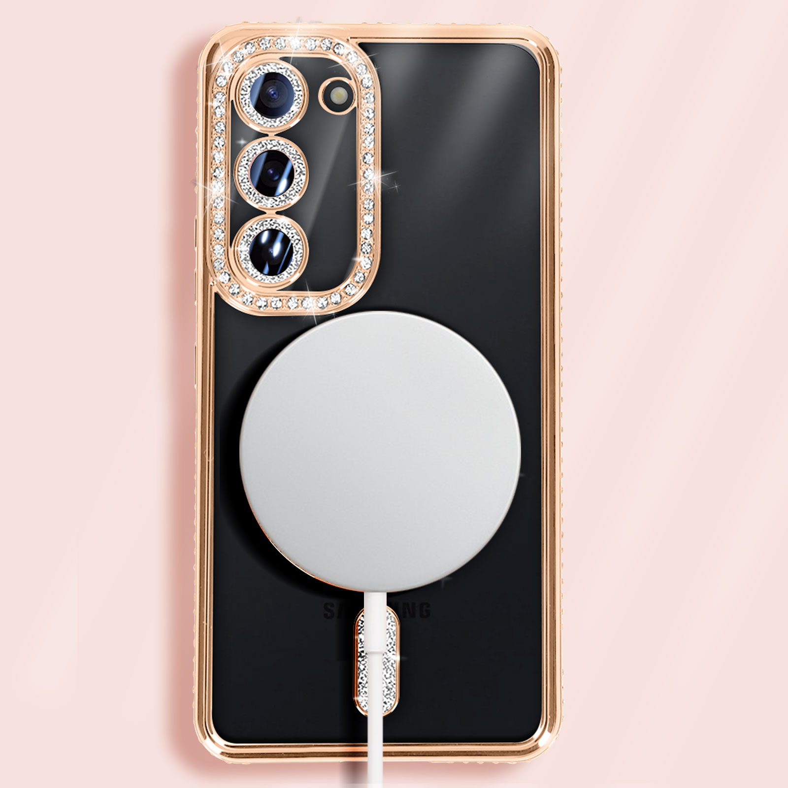 Custodia per telefono oro rosa con attacco di ricarica. La custodia ha una cornice della fotocamera tempestata di gemme.