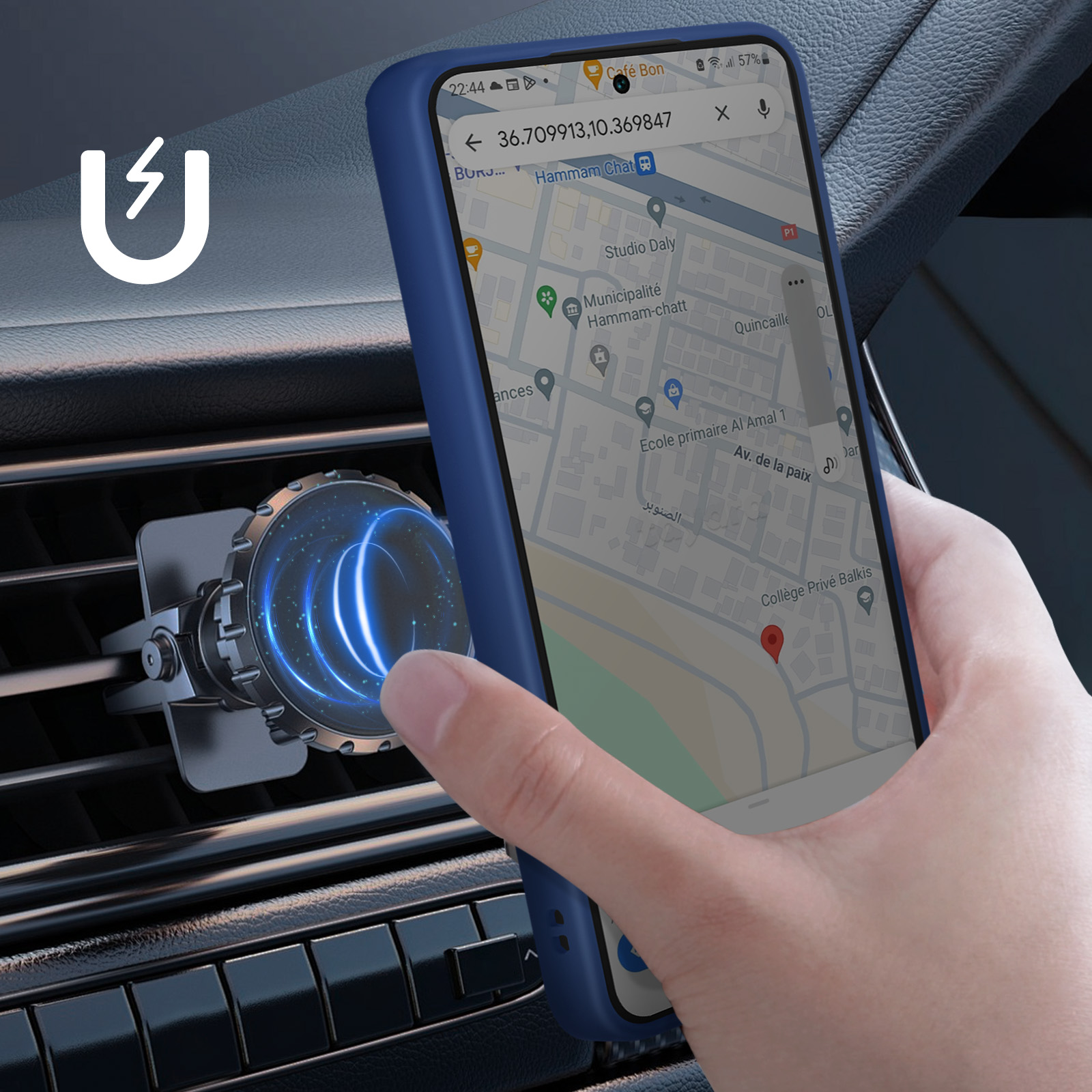Mano che tiene un telefono in una custodia blu, montato in una presa d'aria dell'auto, mappa sullo schermo.