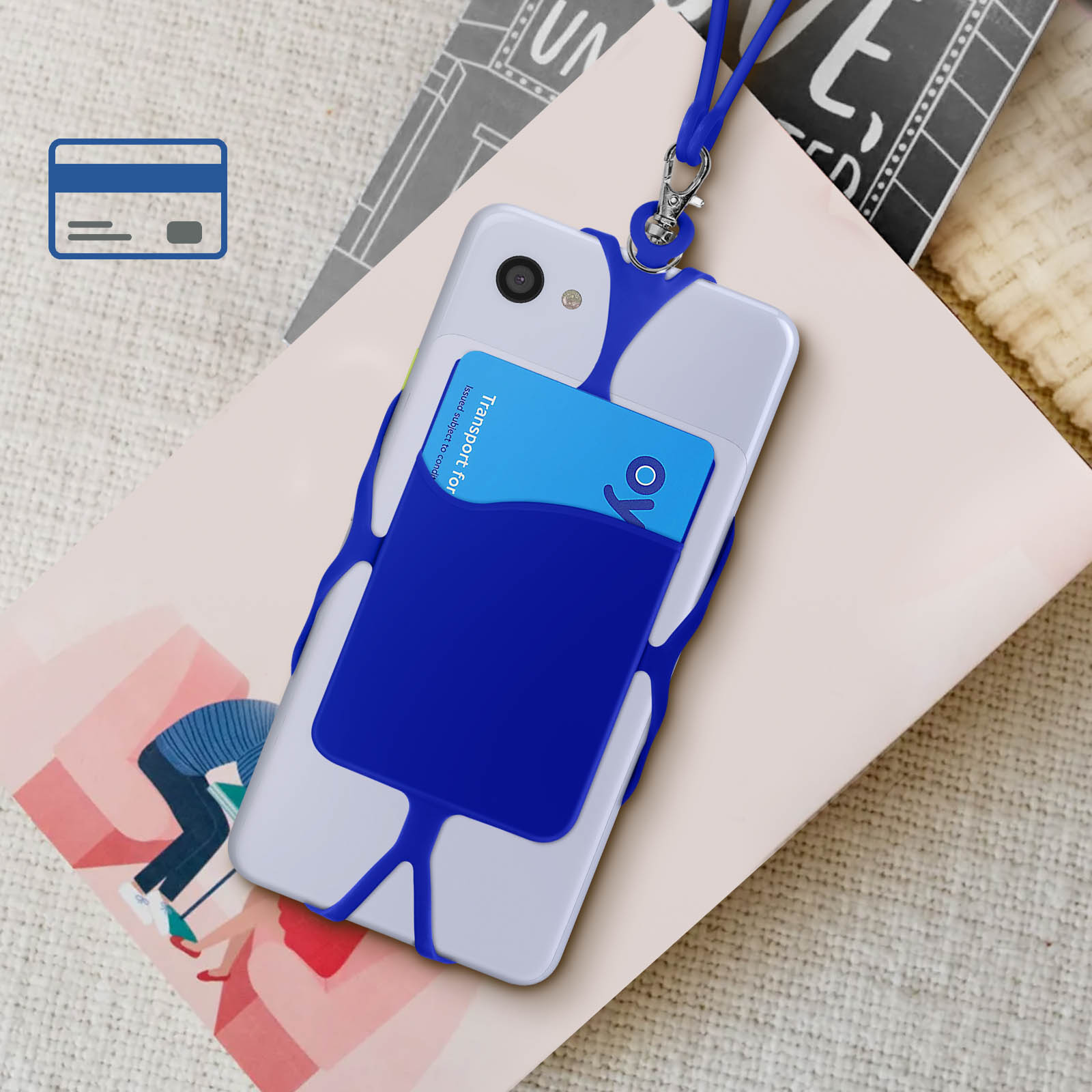 Un telefono con un porta carte, una carta blu e un cordino blu, su sfondo rosa.