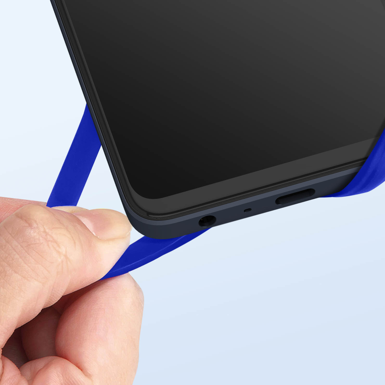 Una mano che tiene un telefono, che mostra il bordo inferiore e parte del cinturino blu.