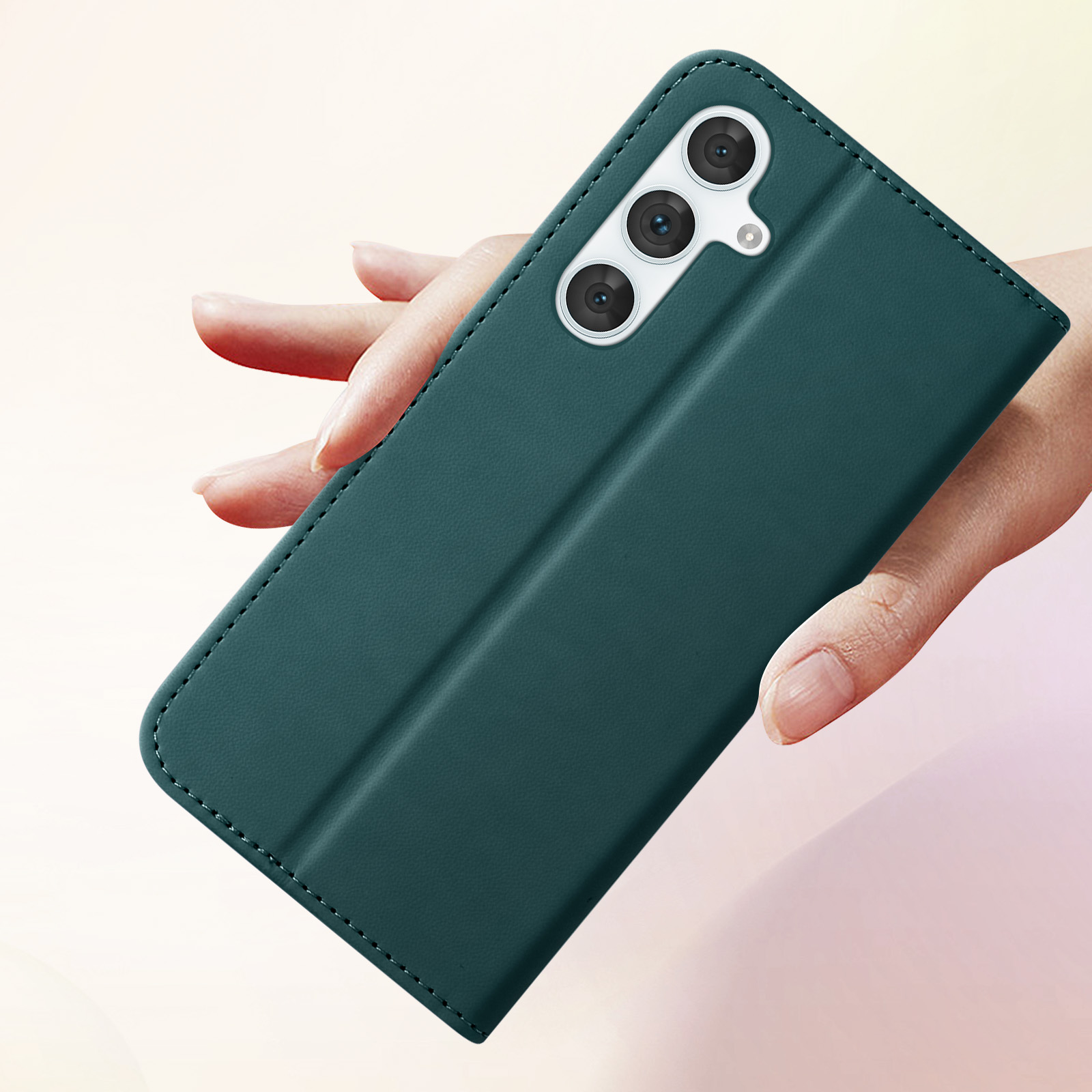 Una mano che tiene una custodia verde scuro con una configurazione a tripla fotocamera.