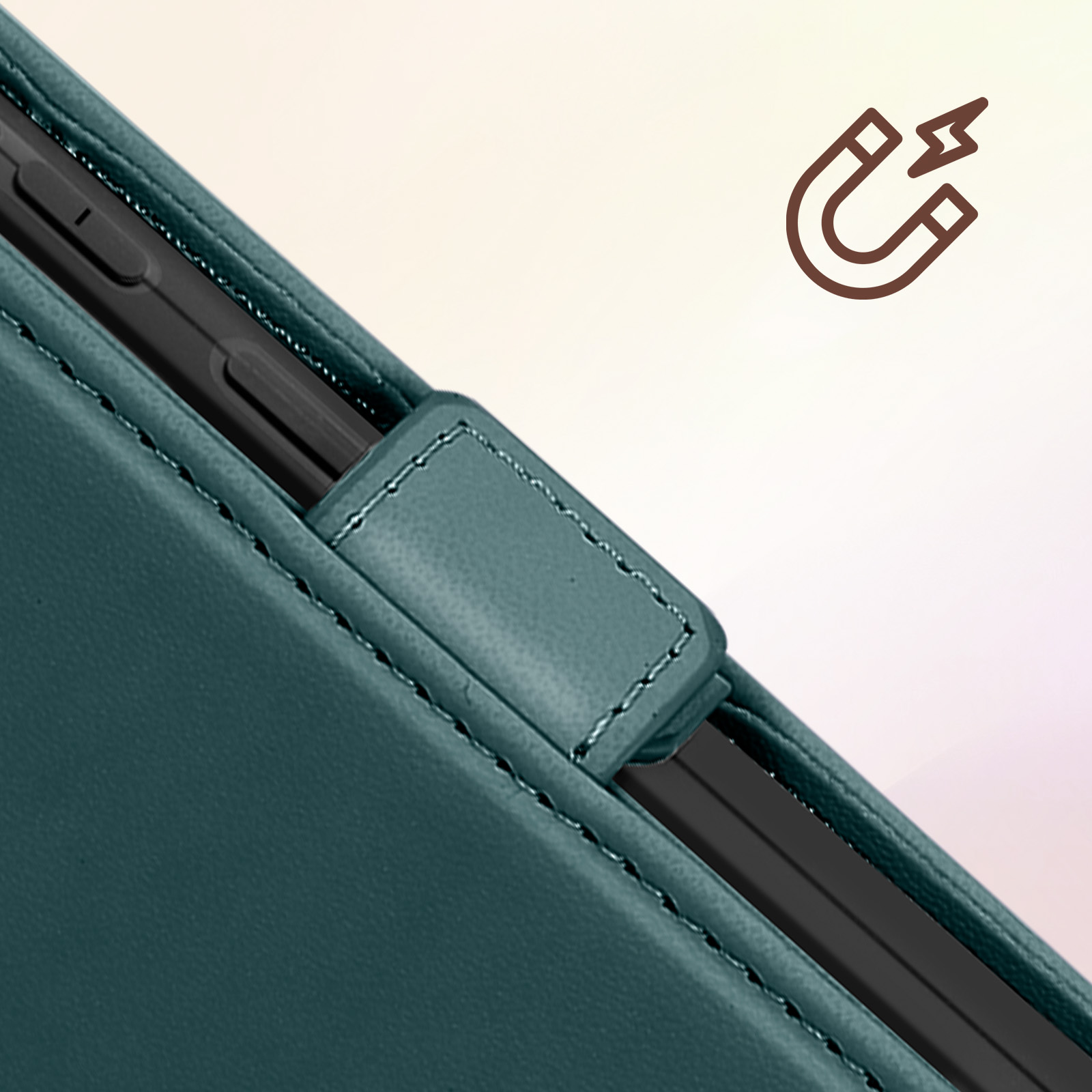 Primo piano di una custodia verde scuro con chiusura magnetica e telefono all'interno.
