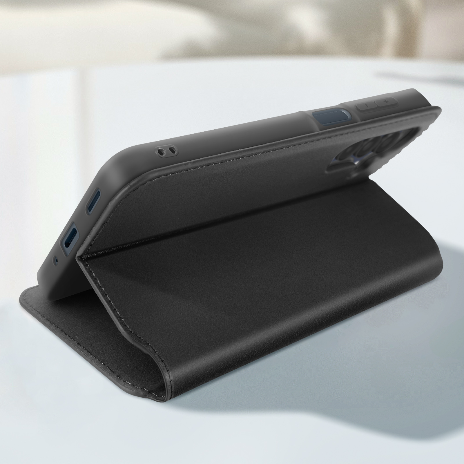 Una custodia per telefono nera in posizione aperta. Il telefono è all'interno.