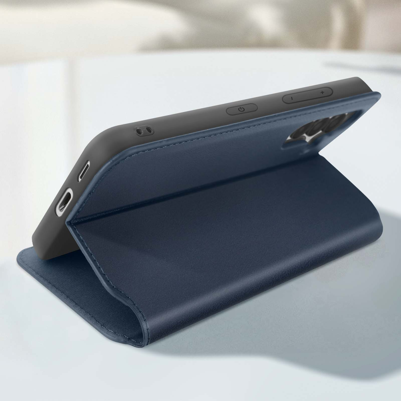 Una custodia blu navy in posizione aperta. Il telefono è all'interno.