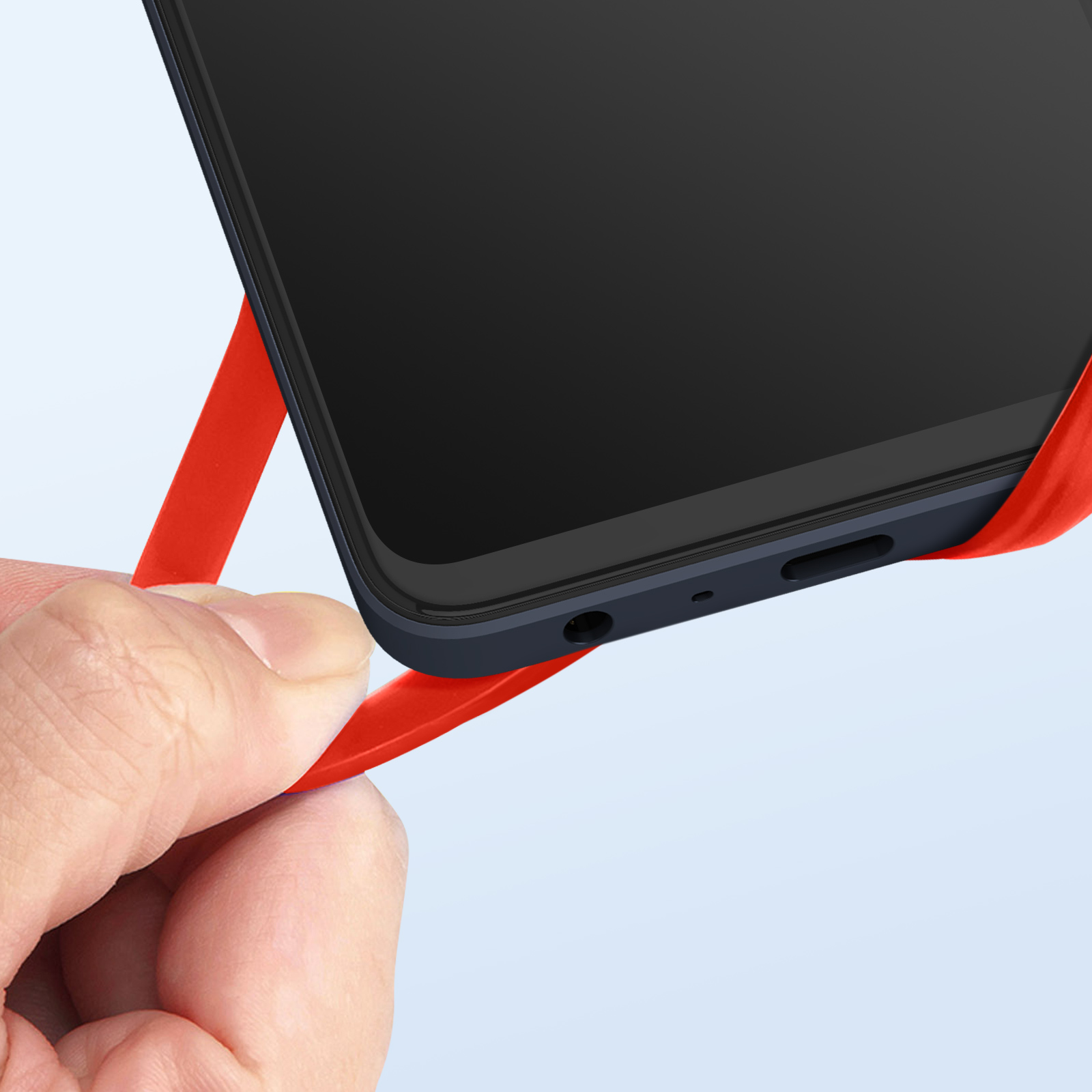 Mano che tiene un telefono con un cinturino rosso. Il telefono è blu scuro.