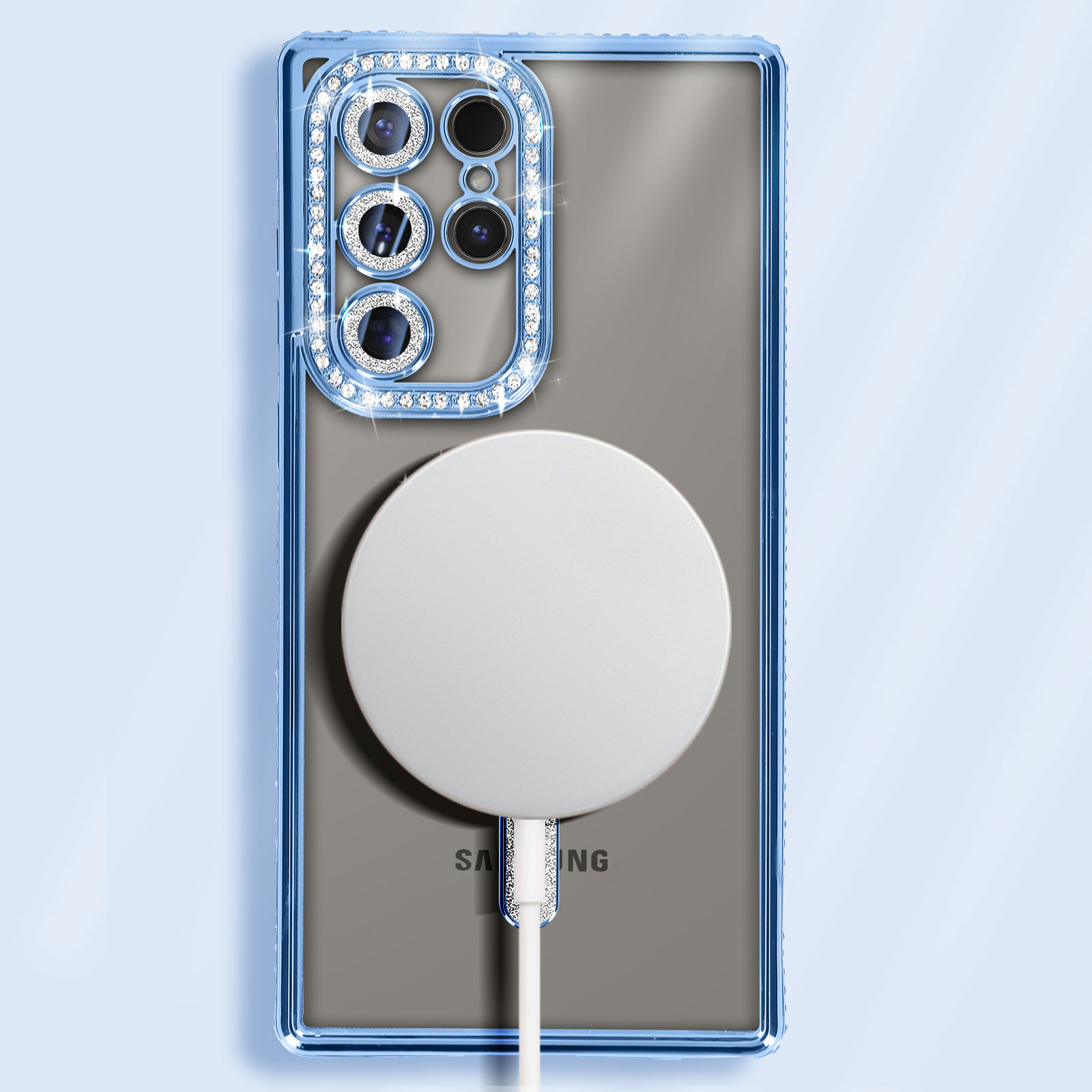 Custodia blu con dettagli a forma di diamante. Retro del telefono e caricatore visibili.