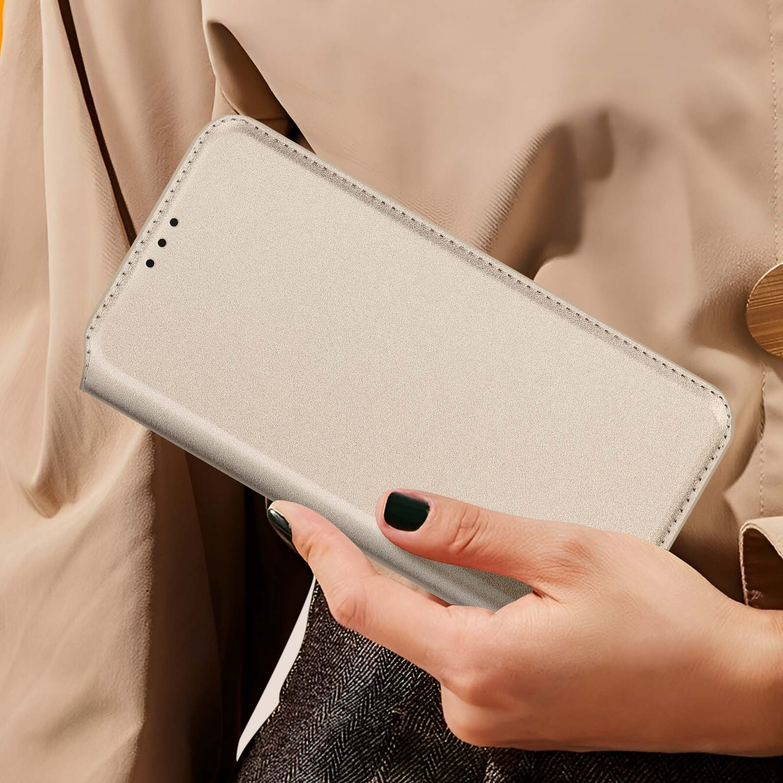 Una donna tiene in mano una custodia per telefono chiusa, beige chiaro. La custodia ha una consistenza liscia.