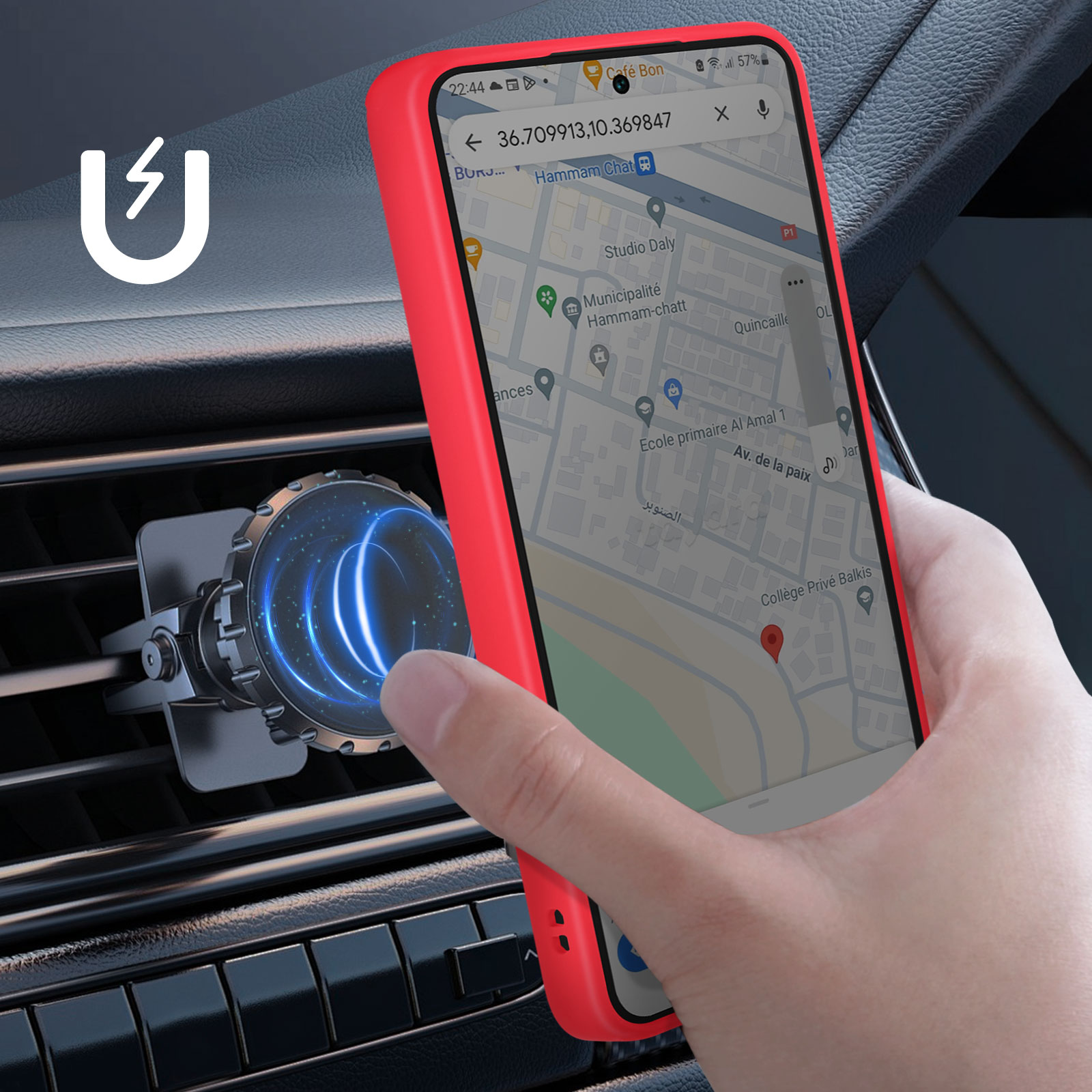 Una mano tiene in mano un telefono con custodia rossa e mappa. Un supporto magnetico per telefono in primo piano.