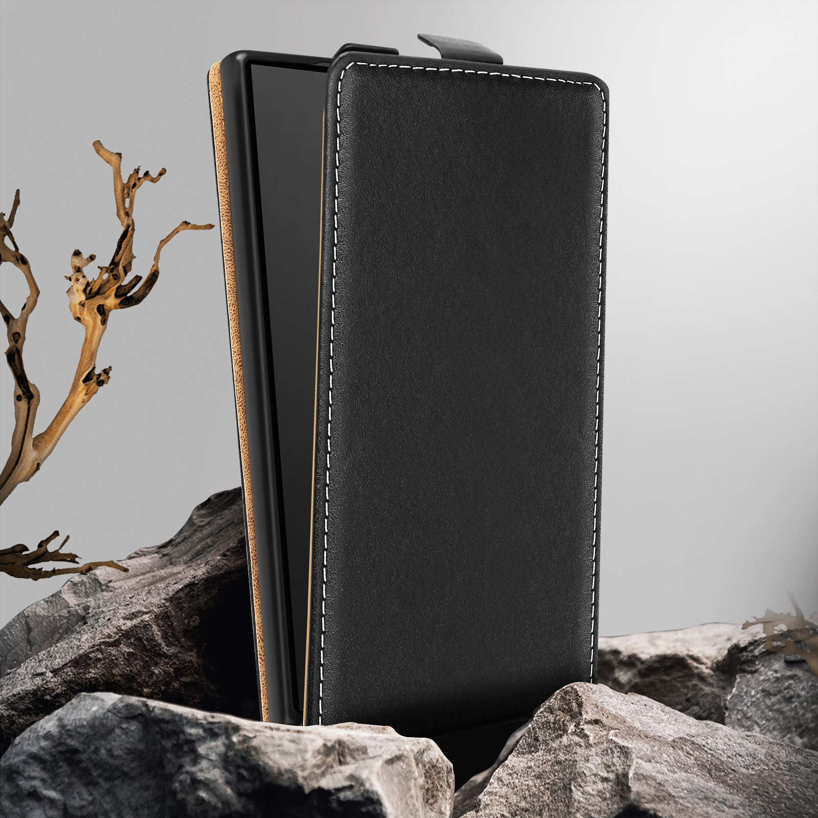 Funda de teléfono negra abierta, mostrando el teléfono dentro. La funda tiene interior marrón y costuras blancas.