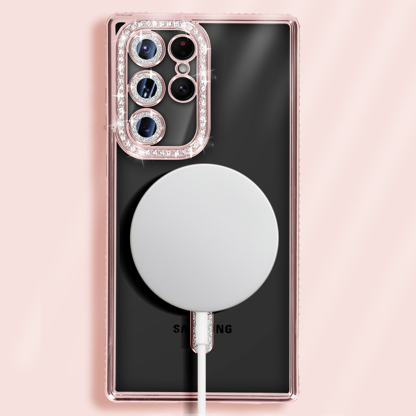 Handyhülle mit Strasssteinen und weißem kabellosem Ladegerät auf rosa Hintergrund.