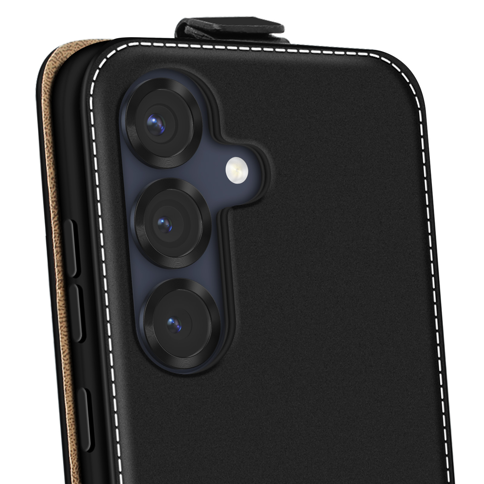 Primo piano della custodia del telefono con lenti della fotocamera, pelle nera, cuciture bianche.