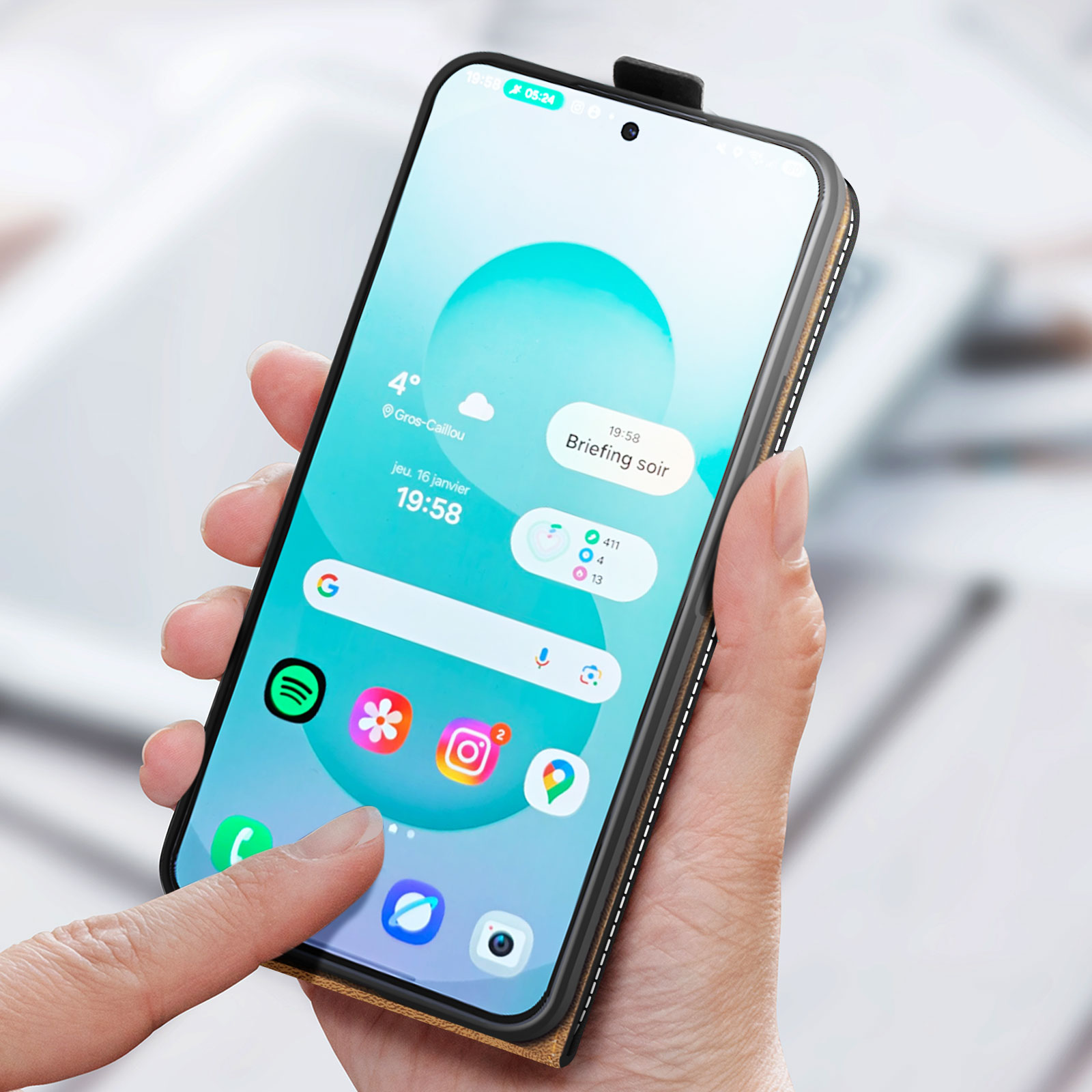 Mano che tiene un telefono con un'app meteo sullo schermo. Dito che indica lo schermo.