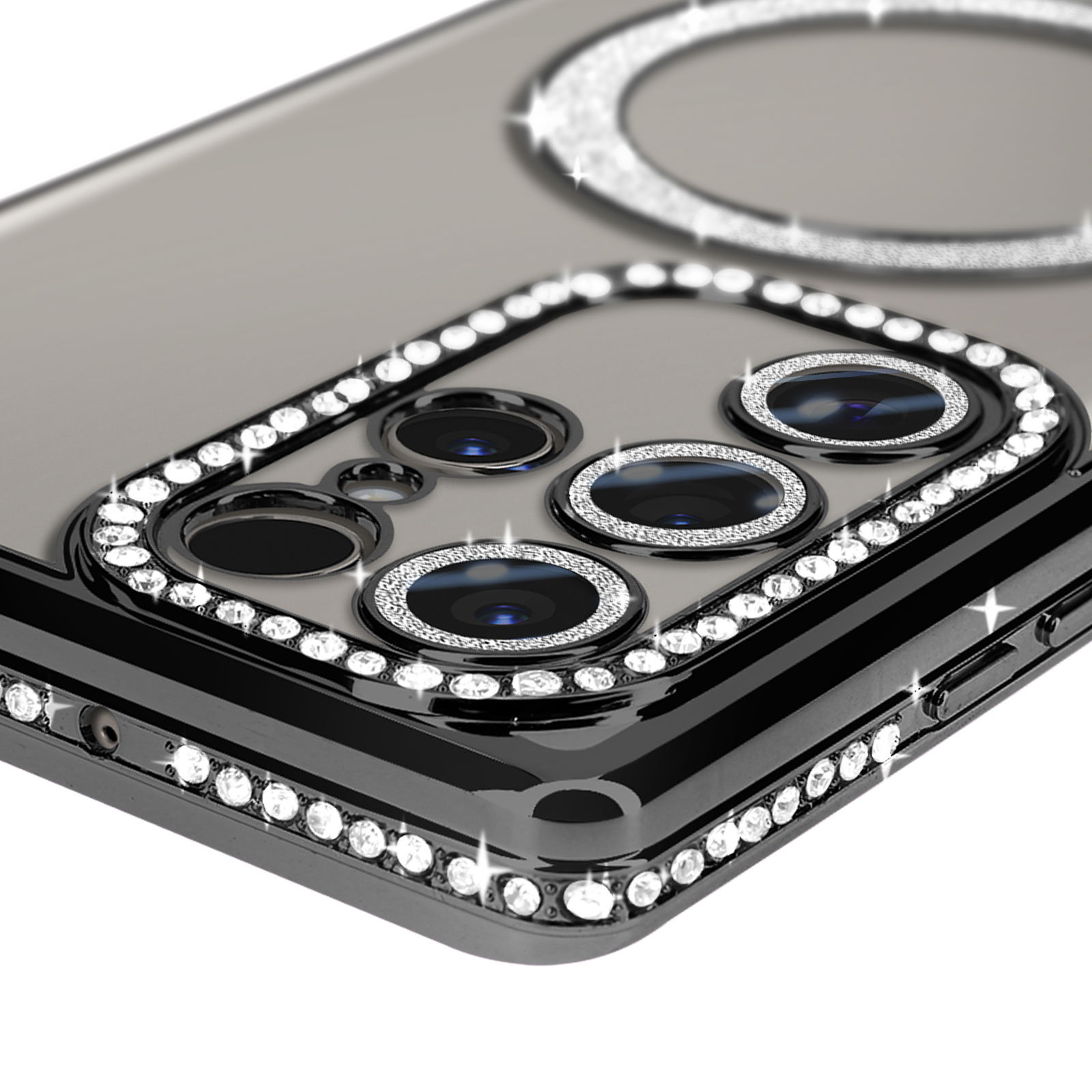 Primo piano della custodia del telefono con strass attorno alle lenti della fotocamera.