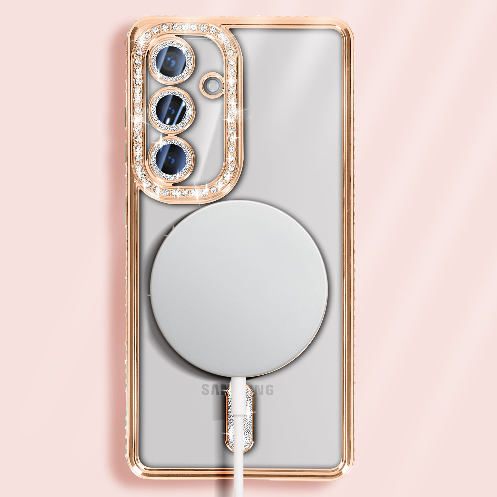 Custodia per telefono con cornice oro rosa e dettagli di diamanti, un pad di ricarica bianco.