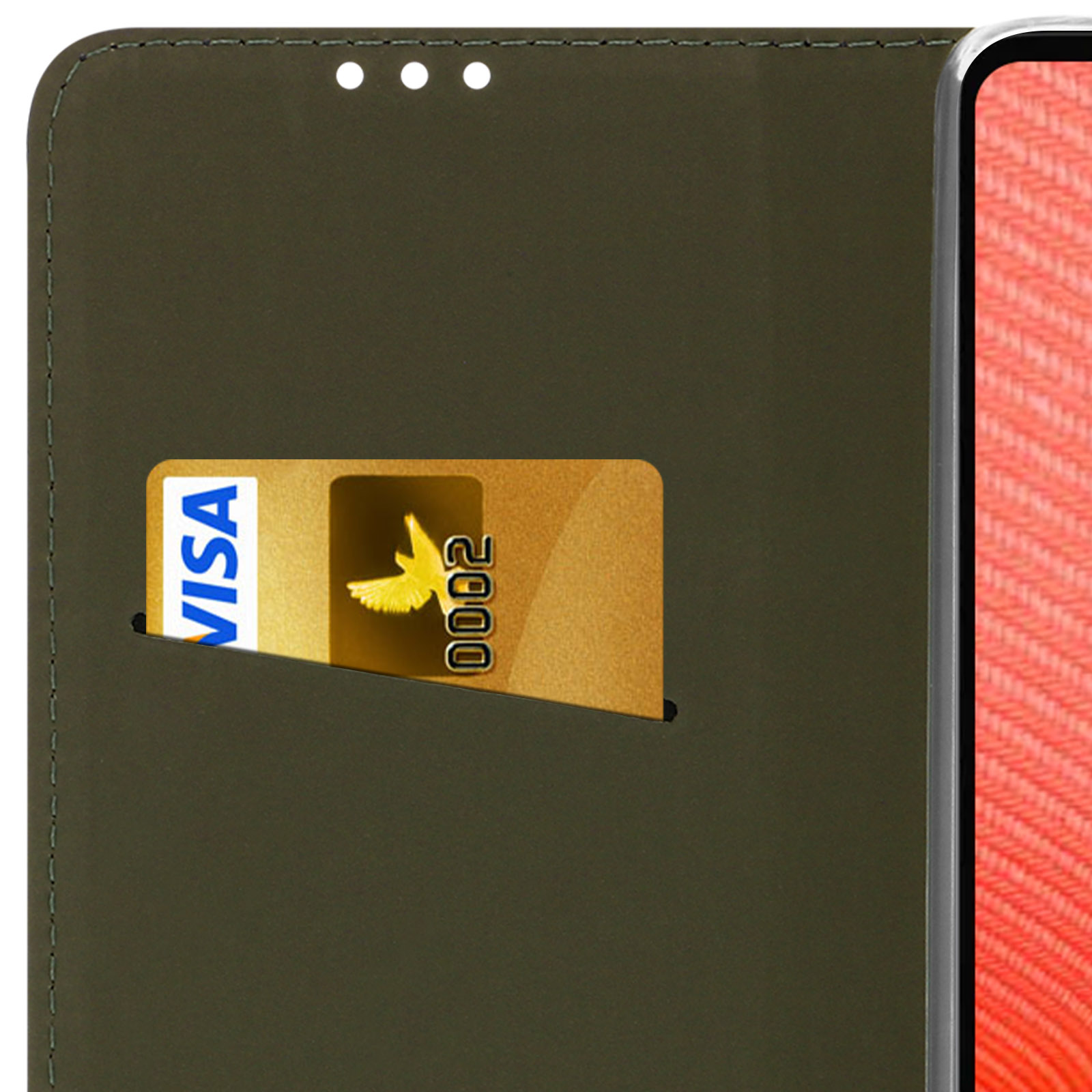 All'interno di una custodia a libro, una carta Visa è in una fessura. La custodia è verde.