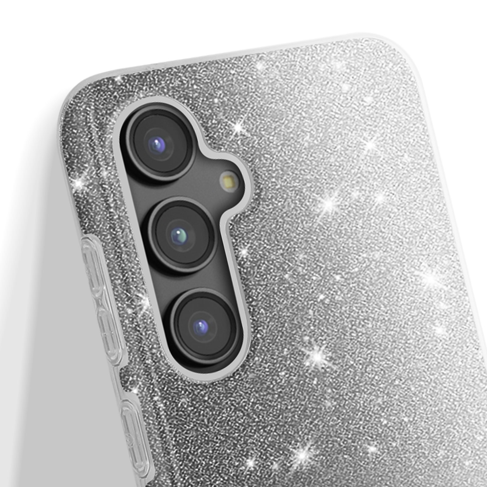 Primo piano di una custodia per telefono argentata con tre obiettivi della fotocamera. La custodia ha un effetto glitter.