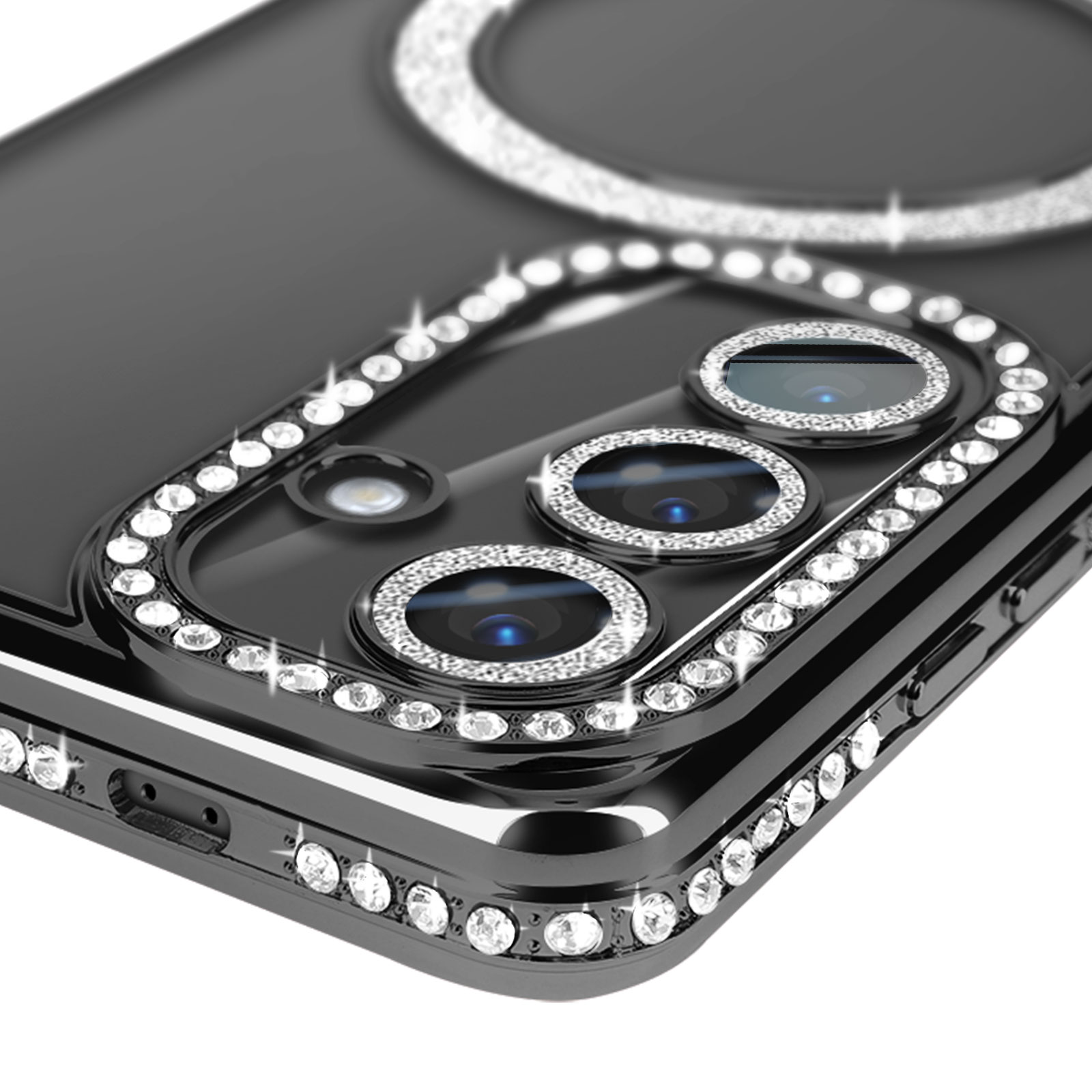 Primo piano di una custodia per telefono nera con cristalli incastonati attorno alle lenti della fotocamera.