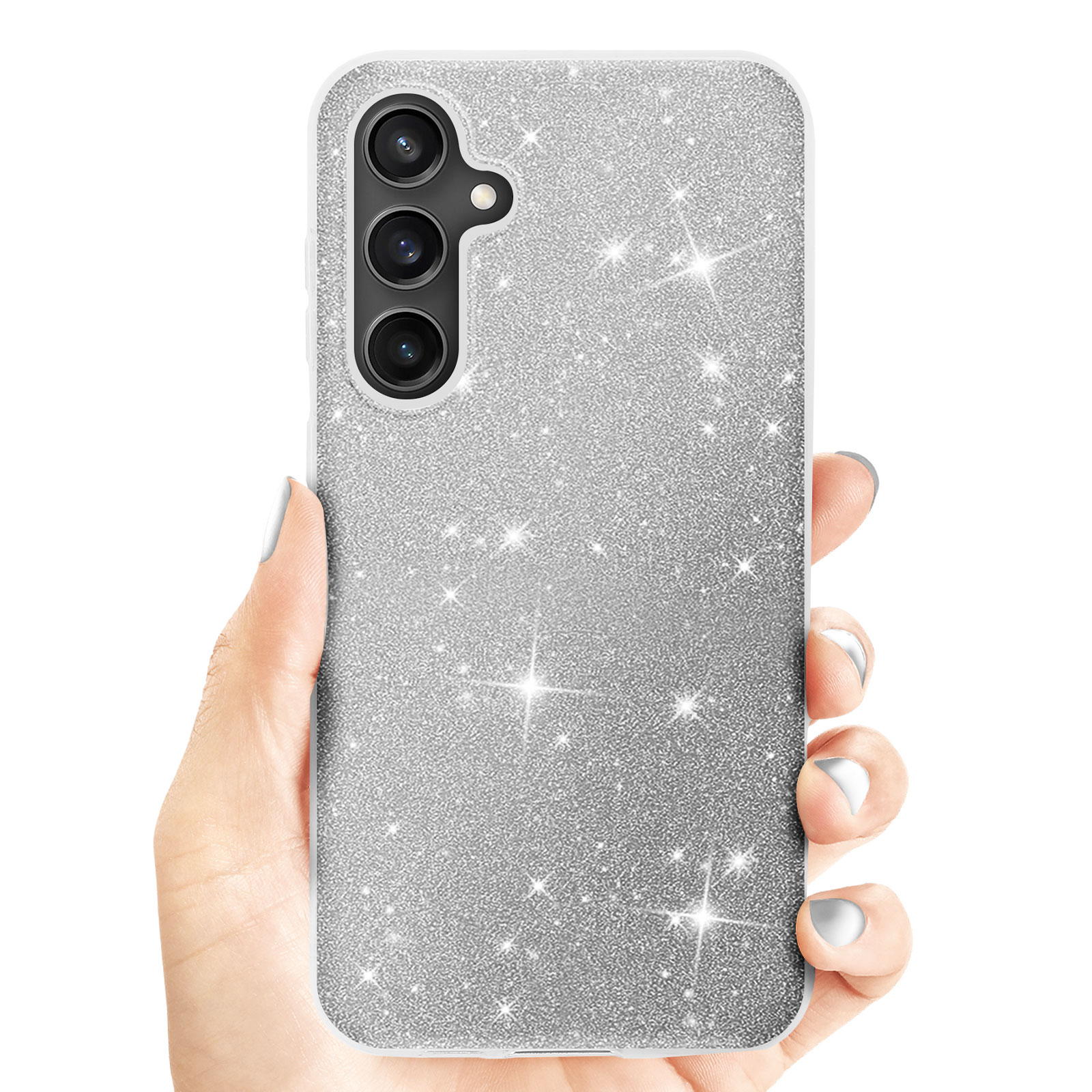 Mano che tiene una custodia per telefono argento glitterata. Lo sfondo è bianco.